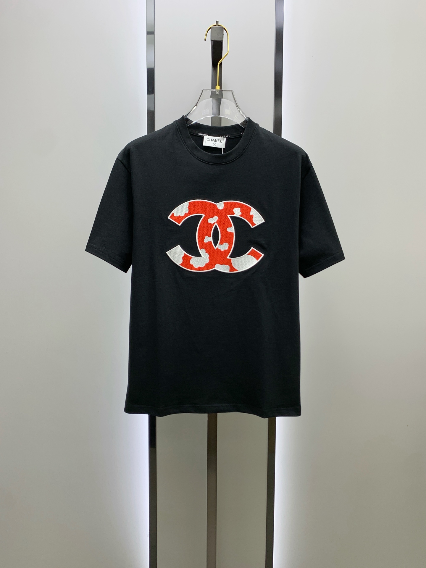 Chanel 2025 Summer Short-Sleeve T-Shirt, Unique Artistic Design, Cotton Fabric