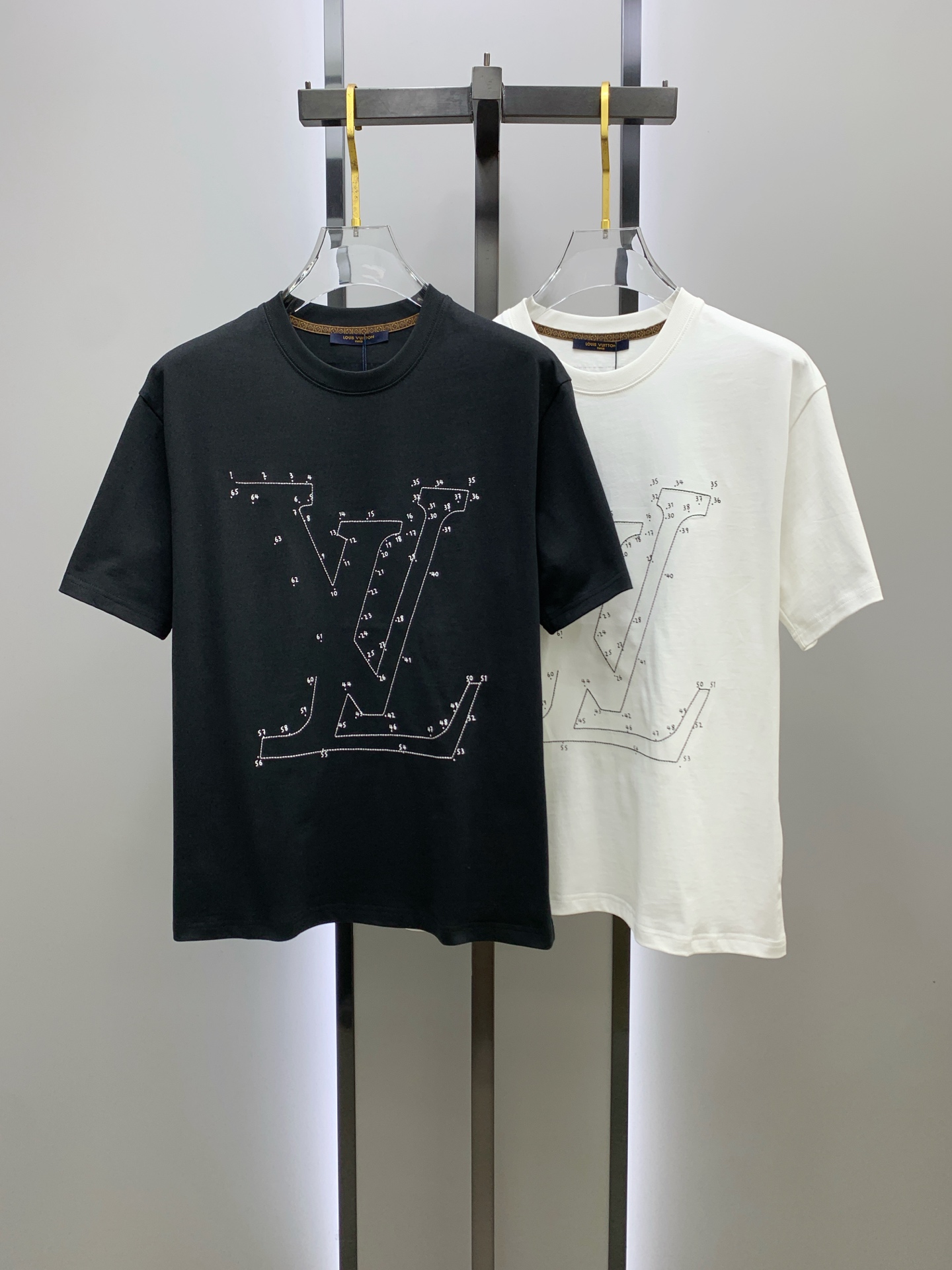 NO:430677,LV2025 summer new short-sleeved T-shirt, the personalized art series exclusively released on the entire network. The versatile details are perfectly processed and pure cotton fabric is very exquisite. Original fabric. The same high-quality and comfortable hand feels very fashionable and personalized. A super versatile and beautiful style for men and women. The same color is black and white. The number of numbers M-3XL, louis vuitton, T-shirt,tees, t-shirt,alexander wang19860909LV2025夏季新款短袖T恤,个性艺术系列全网独家首发 百搭款细节处理完美纯棉面料十分精致 原版面料 网红明星同款高版本 高品质手感非常舒服 时尚又个性 超级百搭好看的一款男女同款颜色黑、白 码数M-3XL,,louis vuitton,T-shirt,tees，t-shirt,alexander wang,Men's clothing