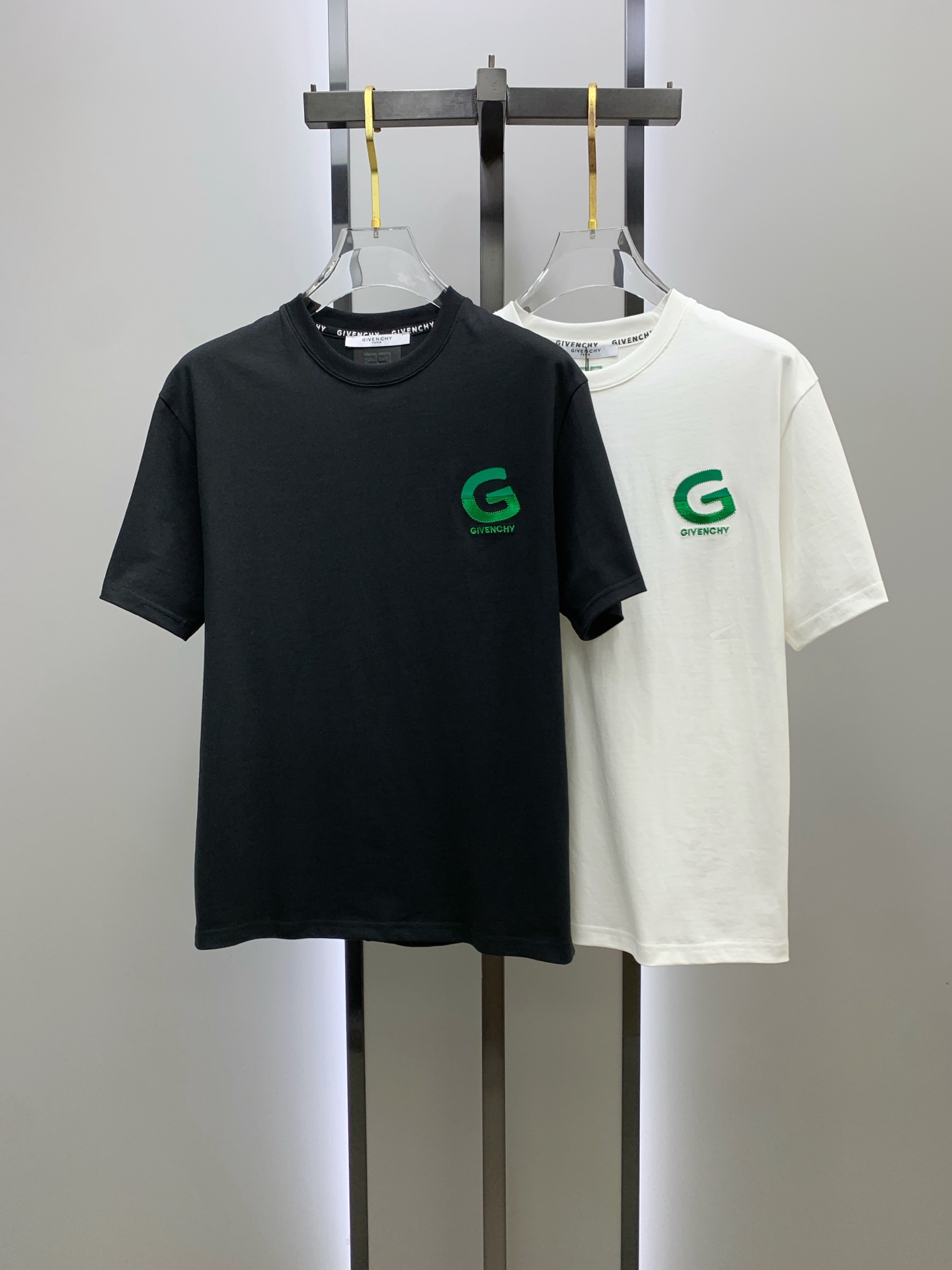 NO:430681,Givenchy's new short-sleeved T-shirt in summer 2025, the personalized art series exclusively released on the entire network. The versatile details are perfectly processed and pure cotton fabric is very exquisite. Original fabric. The same high-quality and comfortable hand feels very fashionable and personalized. A super versatile and beautiful style for men and women. The same color is black and white. The number of codes M-3XL, given, T-shirt,tees, t-shirt,alexander wang19860909纪梵希2025夏季新款短袖T恤,个性艺术系列全网独家首发 百搭款细节处理完美纯棉面料十分精致 原版面料 网红明星同款高版本 高品质手感非常舒服 时尚又个性 超级百搭好看的一款男女同款颜色黑、白 码数M-3XL,,givenchy,T-shirt,tees，t-shirt,alexander wang,Men's clothing