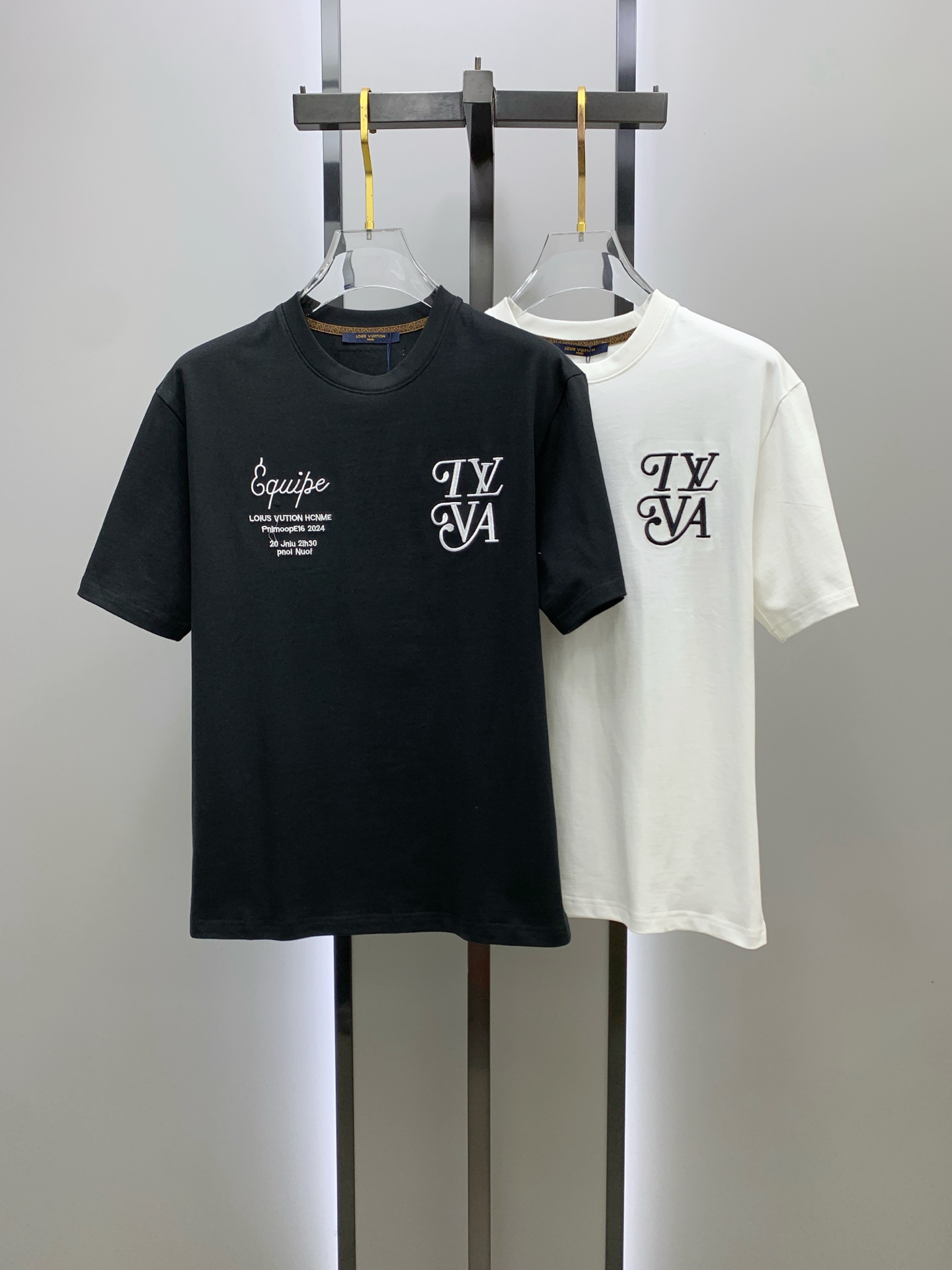 NO:430686,LV2025 summer new short-sleeved T-shirt, the personalized art series exclusively released on the entire network. The versatile details are perfectly processed and pure cotton fabric is very exquisite. Original fabric. The same high-quality and comfortable hand feels very fashionable and personalized. A super versatile and beautiful style for men and women. The same color is black and white. The number of numbers M-3XL, louis vuitton, T-shirt,tees, t-shirt,alexander wang19860909LV2025夏季新款短袖T恤,个性艺术系列全网独家首发 百搭款细节处理完美纯棉面料十分精致 原版面料 网红明星同款高版本 高品质手感非常舒服 时尚又个性 超级百搭好看的一款男女同款颜色黑、白 码数M-3XL,,louis vuitton,T-shirt,tees，t-shirt,alexander wang,Men's clothing