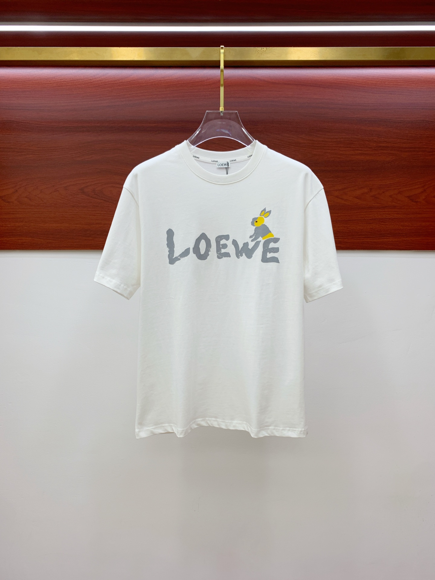 NO:468782,Luo Yiwei's new short-sleeved T-shirt in summer 2025, the personalized art series exclusively launched on the entire network. The versatile details are perfectly processed and pure cotton fabric is very exquisite. Original fabric. The same high-quality and comfortable hand feels very fashionable and personalized. A super versatile and beautiful style for men and women. The same color is black and white. The number of numbers M-3XL, loewe, T-shirt,tees, t-shirt,alexander wang19860909罗意威2025夏季新款短袖T恤,个性艺术系列全网独家首发 百搭款细节处理完美纯棉面料十分精致 原版面料 网红明星同款高版本 高品质手感非常舒服 时尚又个性 超级百搭好看的一款男女同款颜色黑、白 码数M-3XL,,loewe,T-shirt,tees，t-shirt,alexander wang,Men's clothing