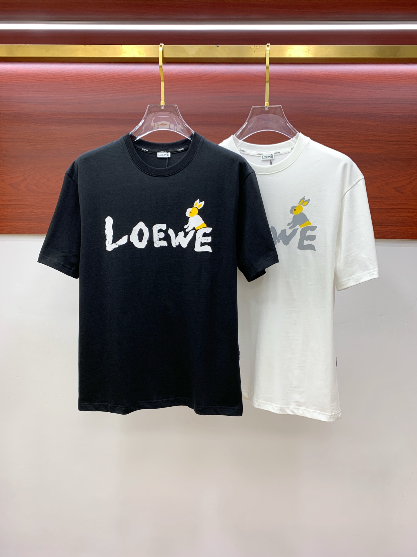 NO:496244,Luo Yiwei's new short-sleeved T-shirt in summer 2025, the personalized art series exclusively launched on the entire network. The versatile details are perfectly processed and pure cotton fabric is very exquisite. Original fabric. The same high-quality and comfortable hand feels very fashionable and personalized. A super versatile and beautiful style for men and women. The same color is black and white. The number of numbers M-3XL, loewe, T-shirt,tees, t-shirt,alexander wang19860909罗意威2025夏季新款短袖T恤,个性艺术系列全网独家首发 百搭款细节处理完美纯棉面料十分精致 原版面料 网红明星同款高版本 高品质手感非常舒服 时尚又个性 超级百搭好看的一款男女同款颜色黑、白 码数M-3XL,,loewe,T-shirt,tees，t-shirt,alexander wang,Men's clothing