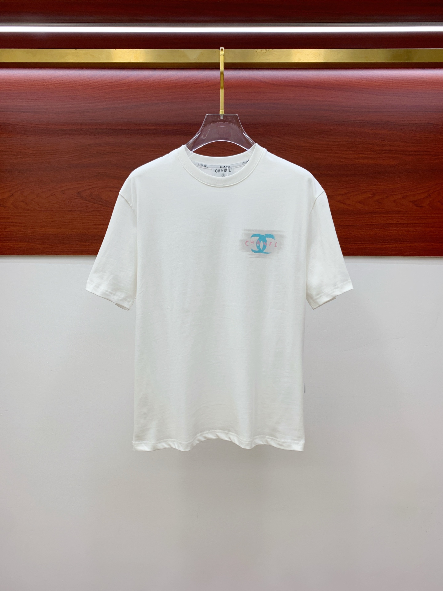 NO:468774,Chanel's new short-sleeved T-shirt for summer 2025, the personalized art series exclusively launched on the entire network. The versatile details are perfectly processed and pure cotton fabric is very exquisite. Original fabric. The same high-quality and comfortable hand feels very fashionable and personalized. A super versatile and beautiful style for men and women. The same color is black and white. The number of numbers M-3XL, chanel, T-shirt,tees, t-shirt,alexander wang19860909香奈儿2025夏季新款短袖T恤,个性艺术系列全网独家首发 百搭款细节处理完美纯棉面料十分精致 原版面料 网红明星同款高版本 高品质手感非常舒服 时尚又个性 超级百搭好看的一款男女同款颜色黑、白 码数M-3XL,,chanel,T-shirt,tees，t-shirt,alexander wang,Men's clothing