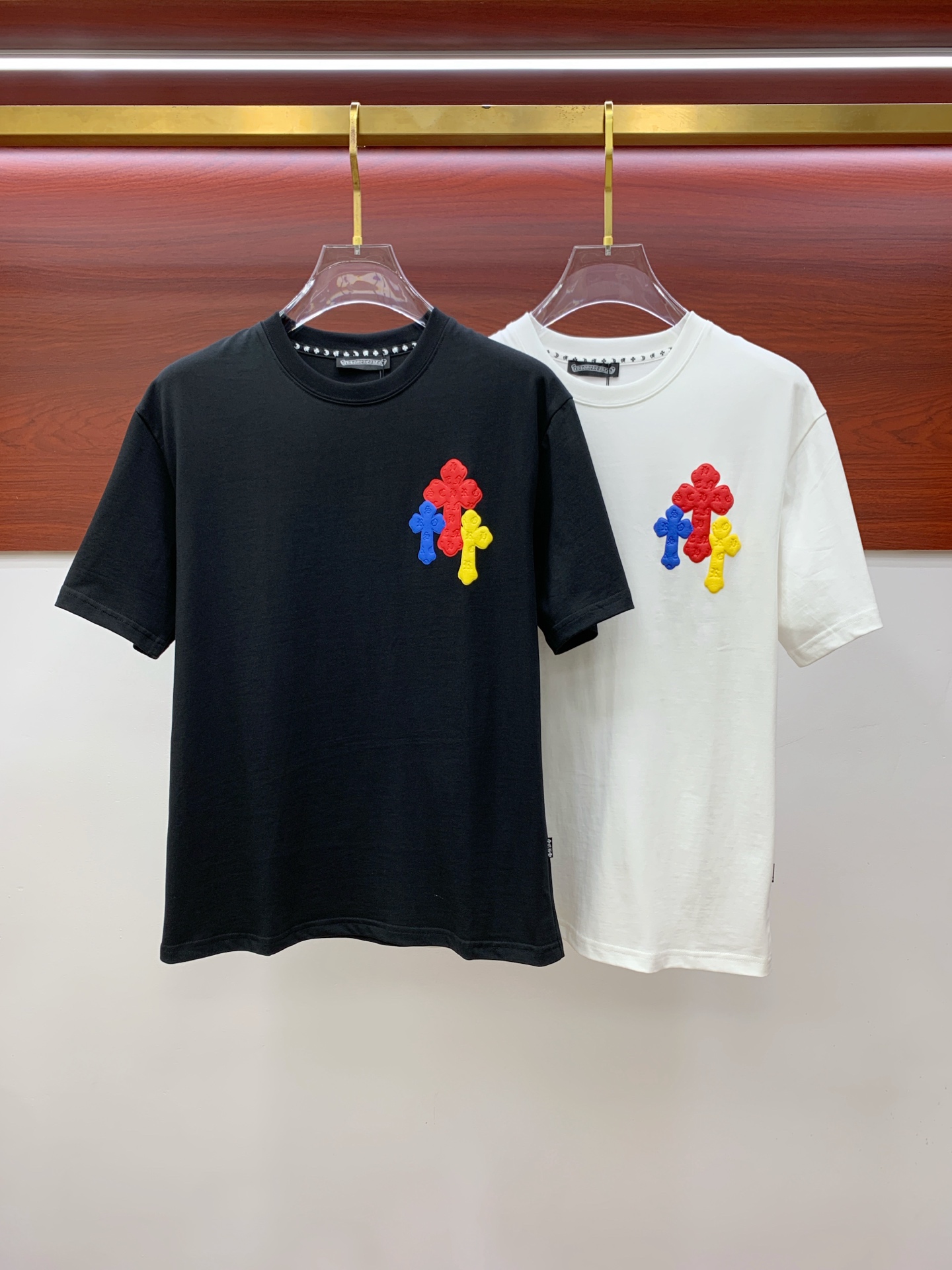 NO:496259,Croxin's new short-sleeved T-shirt in summer 2025, the personalized art series exclusively launched on the entire network. The versatile details are perfectly processed and pure cotton fabric is very exquisite. Original fabric. The same high-quality and comfortable hand feels very fashionable and personalized. A super versatile and beautiful style for men and women. The same color is black and white. The number of versatile and beautiful M-3XL, chrome hearts, T-shirt, tees, t-shirt, alexander wang19860909克罗心2025夏季新款短袖T恤,个性艺术系列全网独家首发 百搭款细节处理完美纯棉面料十分精致 原版面料 网红明星同款高版本 高品质手感非常舒服 时尚又个性 超级百搭好看的一款男女同款颜色黑、白 码数M-3XL,,chrome hearts,T-shirt,tees，t-shirt,alexander wang,Men's clothing