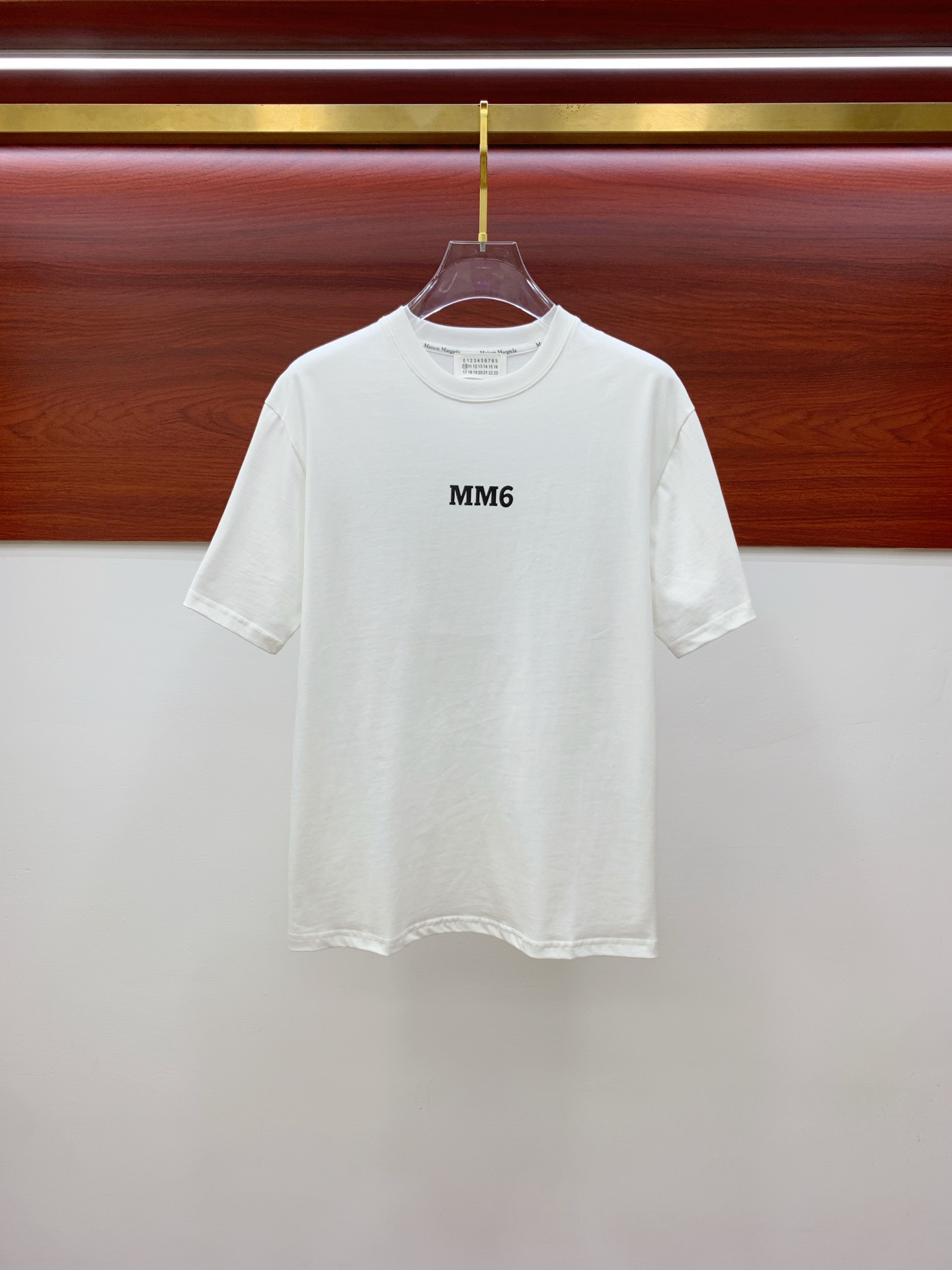 NO:468758,Magila's new short-sleeved T-shirt for summer 2025, the personalized art series exclusively released on the entire network. The versatile details are perfectly processed and pure cotton fabric is very exquisite. Original fabric. The same high-quality and comfortable hand feels very fashionable and personalized. A super versatile and beautiful style for men and women. The same color is black and white. The number of codes M-3XL,,masion margiela,T-shirt,tees,t-shirt,alexander wang19860909马吉拉2025夏季新款短袖T恤,个性艺术系列全网独家首发 百搭款细节处理完美纯棉面料十分精致 原版面料 网红明星同款高版本 高品质手感非常舒服 时尚又个性 超级百搭好看的一款男女同款颜色黑、白 码数M-3XL,,masion margiela,T-shirt,tees，t-shirt,alexander wang,Men's clothing