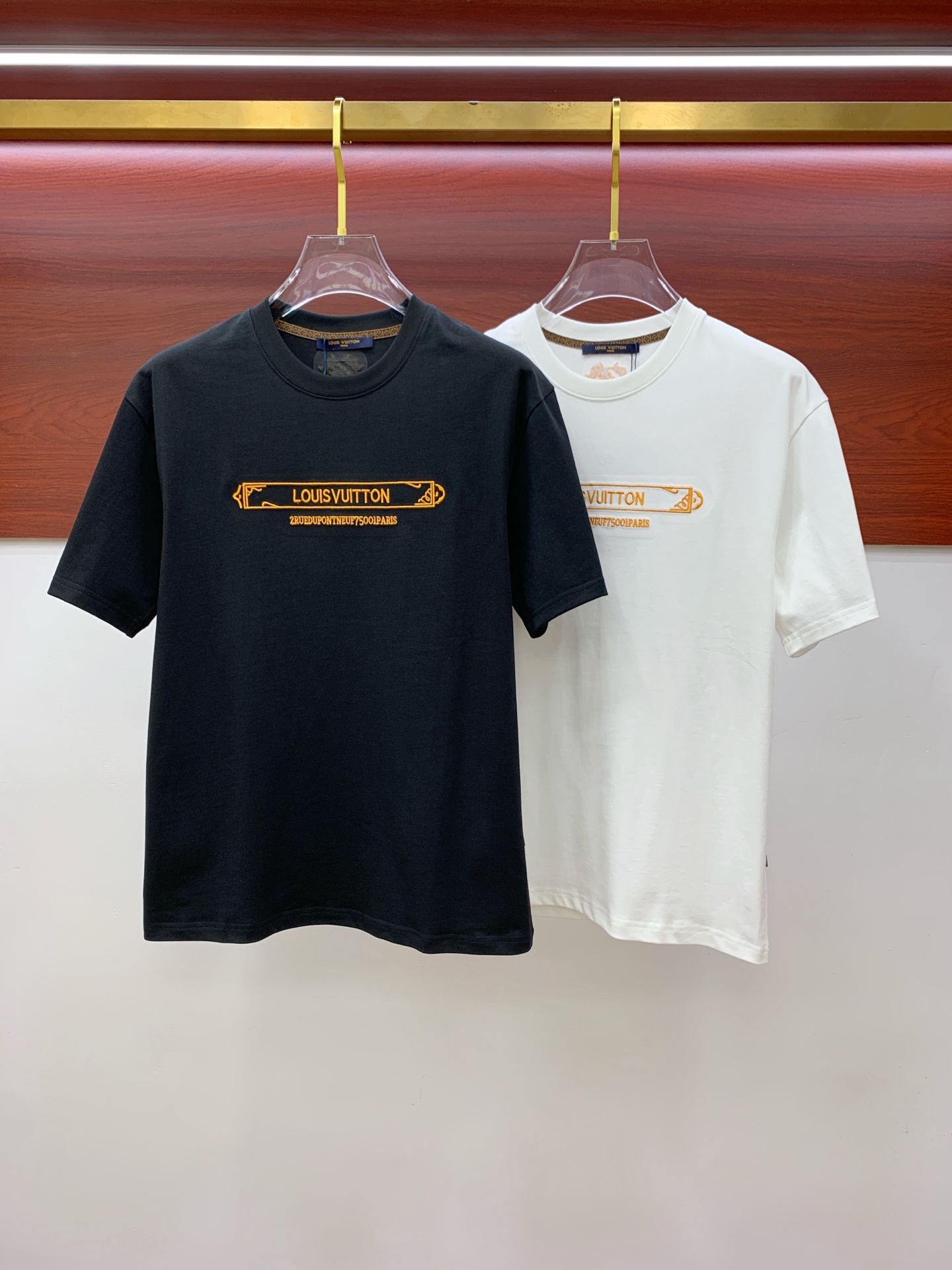 NO:496272,LV2025 summer new short-sleeved T-shirt, the personalized art series exclusively released on the entire network. The versatile details are perfectly processed and pure cotton fabric is very exquisite. Original fabric. The same high-quality and comfortable hand feels very fashionable and personalized. A super versatile and beautiful style for men and women. The same color is black and white. The number of numbers M-3XL, louis vuitton, T-shirt,tees, t-shirt,alexander wang19860909LV2025夏季新款短袖T恤,个性艺术系列全网独家首发 百搭款细节处理完美纯棉面料十分精致 原版面料 网红明星同款高版本 高品质手感非常舒服 时尚又个性 超级百搭好看的一款男女同款颜色黑、白 码数M-3XL,,louis vuitton,T-shirt,tees，t-shirt,alexander wang,Men's clothing