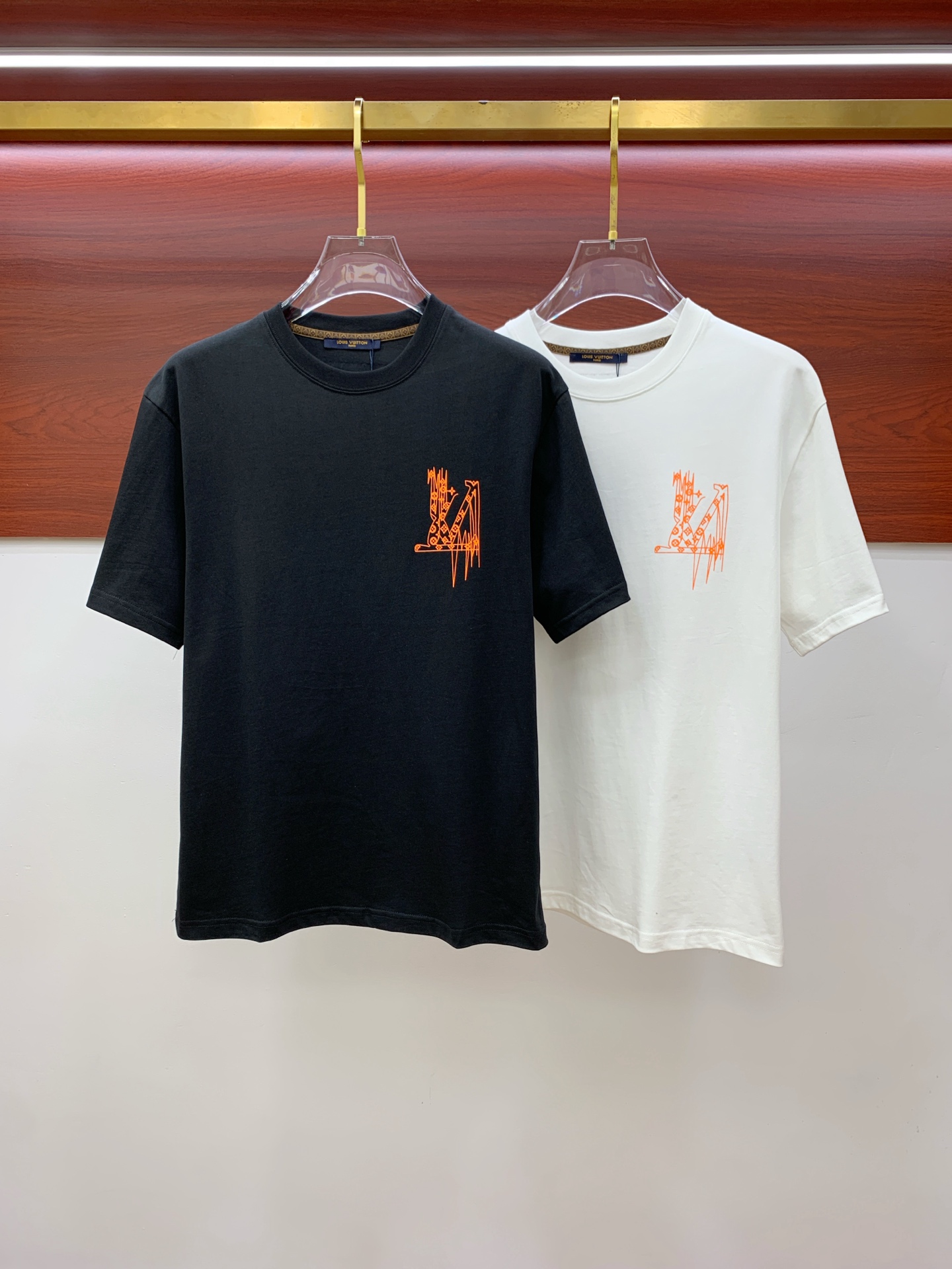 NO:448202,LV2025 summer new short-sleeved T-shirt, the personalized art series exclusively released on the entire network. The versatile details are perfectly processed and pure cotton fabric is very exquisite. Original fabric. The same high-quality and comfortable hand feels very fashionable and personalized. A super versatile and beautiful style for men and women. The same color is black and white. The number of numbers M-3XL, louis vuitton, T-shirt,tees, t-shirt,alexander wang19860909LV2025夏季新款短袖T恤,个性艺术系列全网独家首发 百搭款细节处理完美纯棉面料十分精致 原版面料 网红明星同款高版本 高品质手感非常舒服 时尚又个性 超级百搭好看的一款男女同款颜色黑、白 码数M-3XL,,louis vuitton,T-shirt,tees，t-shirt,alexander wang,Men's clothing