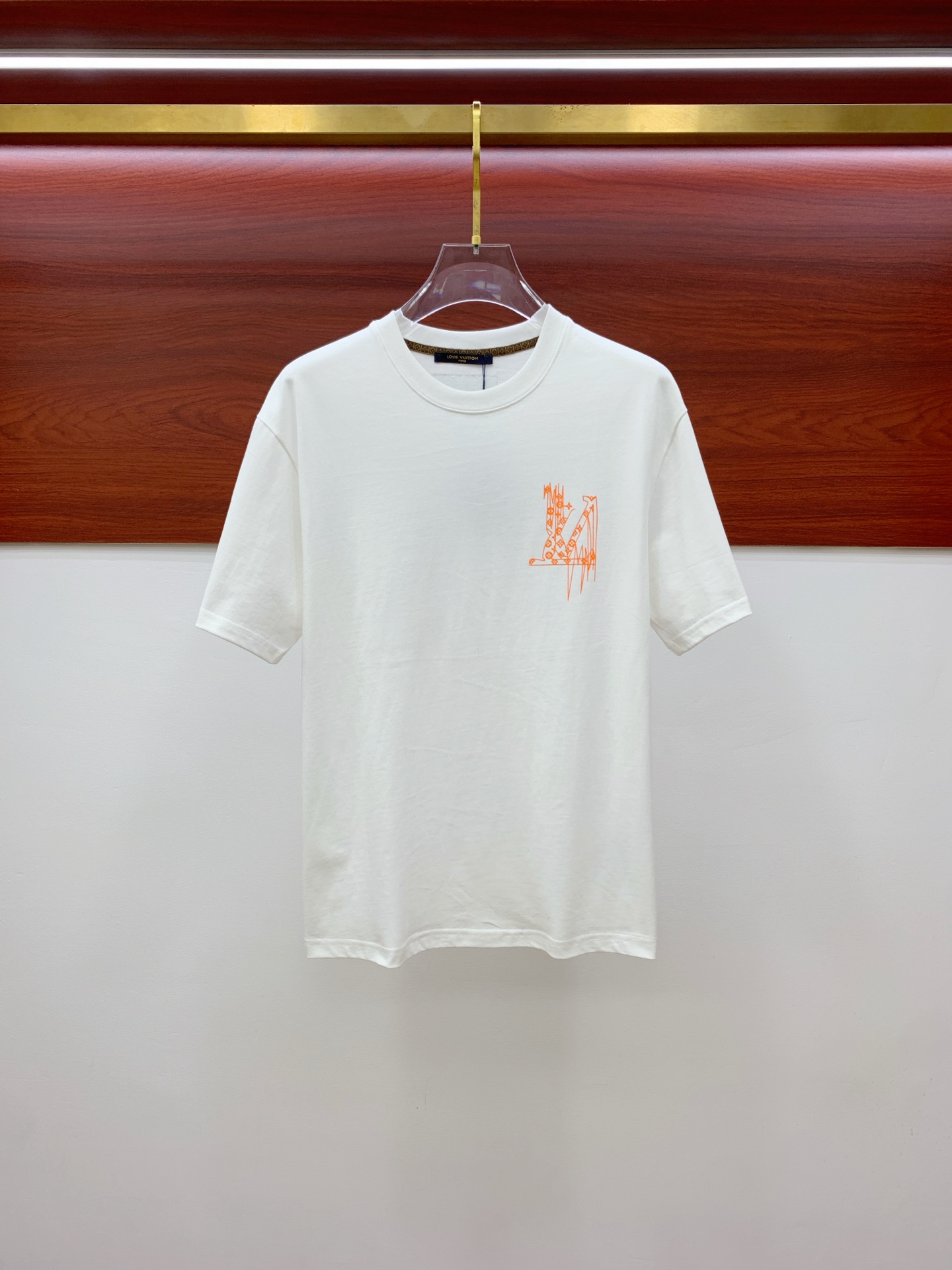 NO:468787,LV2025 summer new short-sleeved T-shirt, the personalized art series exclusively released on the entire network. The versatile details are perfectly processed and pure cotton fabric is very exquisite. Original fabric. The same high-quality and comfortable hand feels very fashionable and personalized. A super versatile and beautiful style for men and women. The same color is black and white. The number of numbers M-3XL, louis vuitton, T-shirt,tees, t-shirt,alexander wang19860909LV2025夏季新款短袖T恤,个性艺术系列全网独家首发 百搭款细节处理完美纯棉面料十分精致 原版面料 网红明星同款高版本 高品质手感非常舒服 时尚又个性 超级百搭好看的一款男女同款颜色黑、白 码数M-3XL,,louis vuitton,T-shirt,tees，t-shirt,alexander wang,Men's clothing