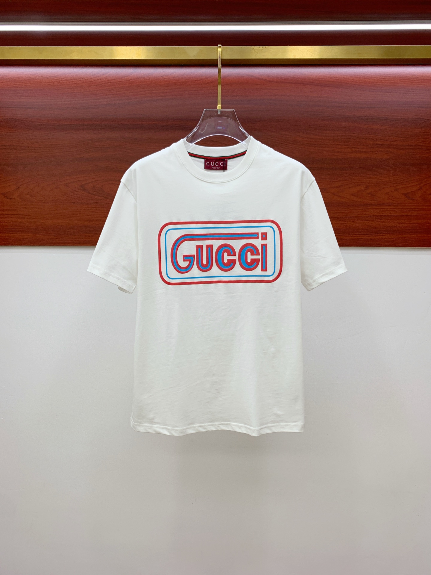 NO:468742,Gucci 2025 summer new short-sleeved T-shirt, the personalized art series exclusively released on the entire network. The versatile details are perfectly processed and pure cotton fabric is very exquisite. Original fabric. The same high-quality and comfortable hand feels very fashionable and personalized. A super versatile and beautiful style for men and women. The same color is black and white. The number of numbers M-3XL, gucci, T-shirt,tees, t-shirt,alexander wang19860909古驰2025夏季新款短袖T恤,个性艺术系列全网独家首发 百搭款细节处理完美纯棉面料十分精致 原版面料 网红明星同款高版本 高品质手感非常舒服 时尚又个性 超级百搭好看的一款男女同款颜色黑、白 码数M-3XL,,gucci,T-shirt,tees，t-shirt,alexander wang,Men's clothing