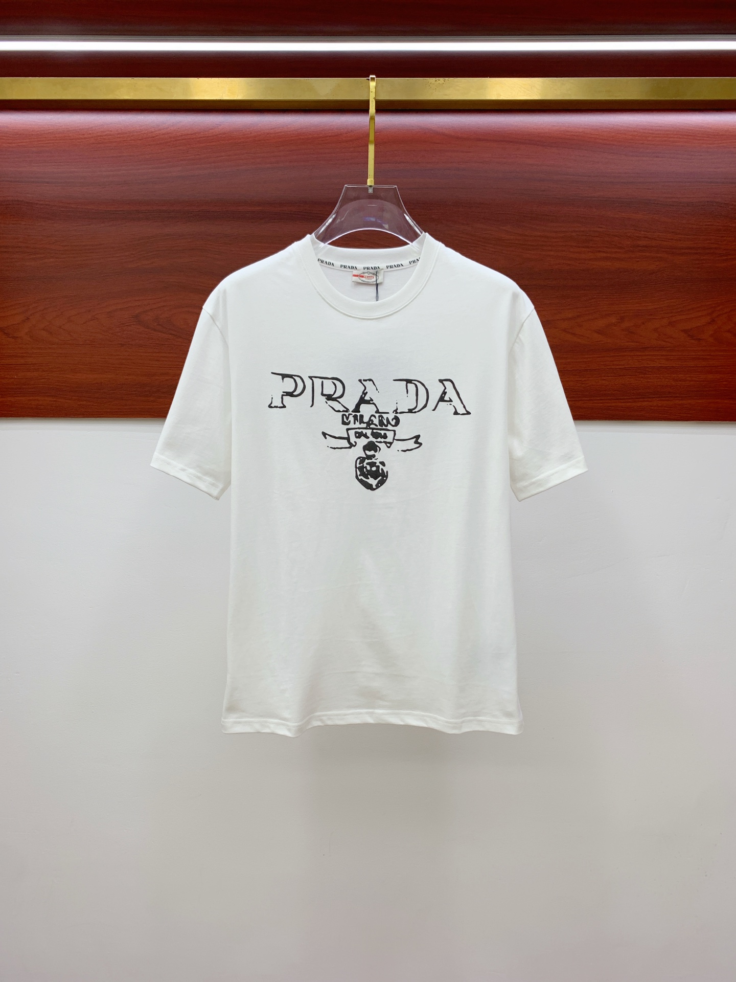 NO:468735,Prada's new short-sleeved T-shirt for summer 2025, the personalized art series exclusively launched on the entire network. The versatile details are perfectly processed and pure cotton fabric is very exquisite. Original fabric. The same high-quality and comfortable hand feels very fashionable and personalized. A super versatile and beautiful style for men and women. The same color is black and white. The number of numbers M-3XL, prada, T-shirt,tees, t-shirt,alexander wang19860909普拉达2025夏季新款短袖T恤,个性艺术系列全网独家首发 百搭款细节处理完美纯棉面料十分精致 原版面料 网红明星同款高版本 高品质手感非常舒服 时尚又个性 超级百搭好看的一款男女同款颜色黑、白 码数M-3XL,,prada,T-shirt,tees，t-shirt,alexander wang,Men's clothing