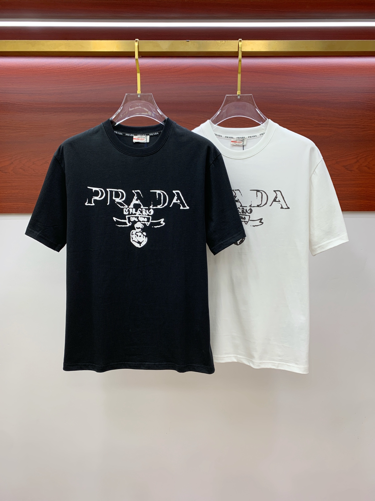 NO:496285,Prada's new short-sleeved T-shirt for summer 2025, the personalized art series exclusively launched on the entire network. The versatile details are perfectly processed and pure cotton fabric is very exquisite. Original fabric. The same high-quality and comfortable hand feels very fashionable and personalized. A super versatile and beautiful style for men and women. The same color is black and white. The number of numbers M-3XL, prada, T-shirt,tees, t-shirt,alexander wang19860909普拉达2025夏季新款短袖T恤,个性艺术系列全网独家首发 百搭款细节处理完美纯棉面料十分精致 原版面料 网红明星同款高版本 高品质手感非常舒服 时尚又个性 超级百搭好看的一款男女同款颜色黑、白 码数M-3XL,,prada,T-shirt,tees，t-shirt,alexander wang,Men's clothing