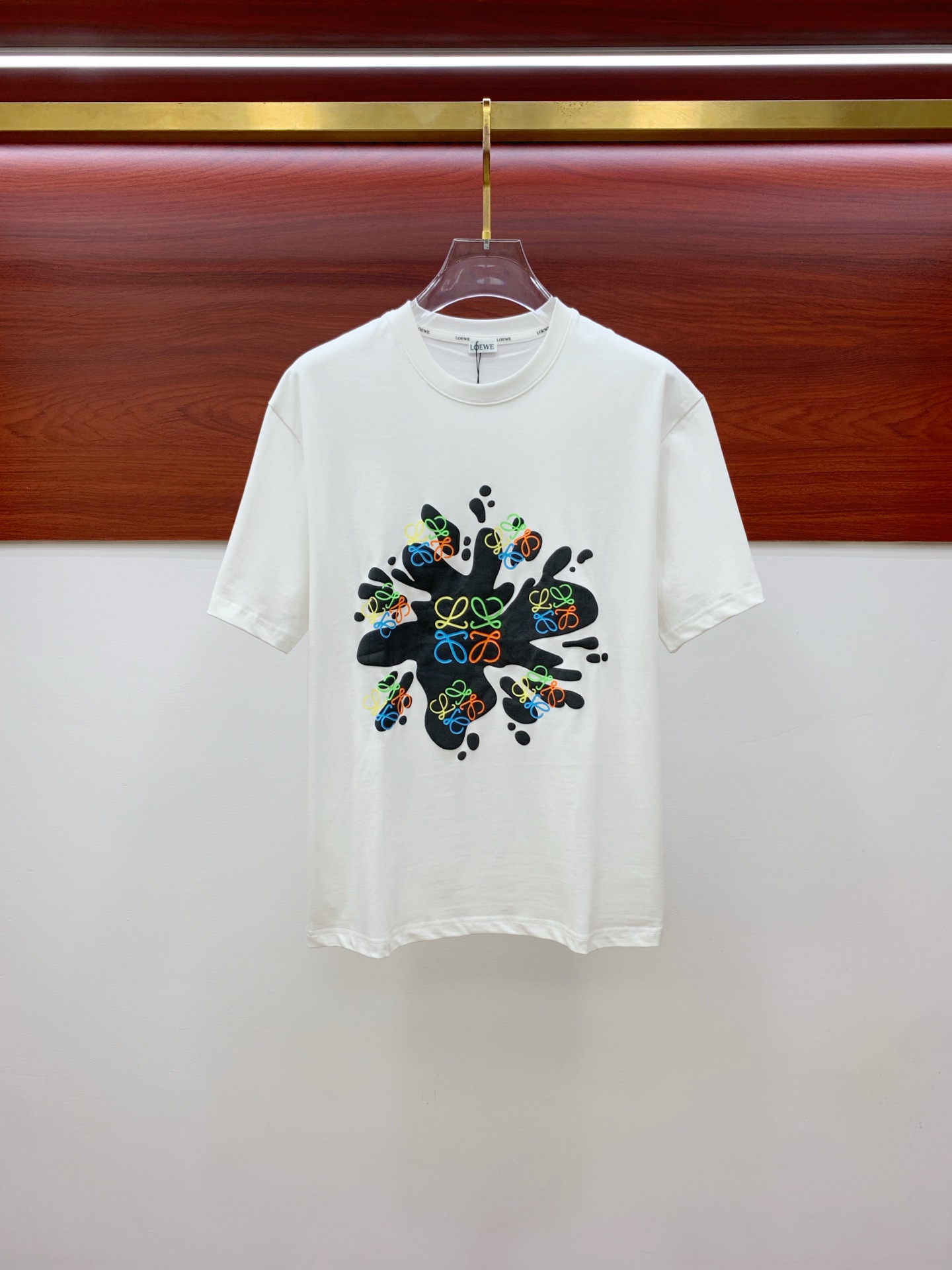 NO:468727,Luo Yiwei's new short-sleeved T-shirt in summer 2025, the personalized art series exclusively launched on the entire network. The versatile details are perfectly processed and pure cotton fabric is very exquisite. Original fabric. The same high-quality and comfortable hand feels very fashionable and personalized. A super versatile and beautiful style for men and women. The same color is black and white. The number of numbers M-3XL, loewe, T-shirt,tees, t-shirt,alexander wang19860909罗意威2025夏季新款短袖T恤,个性艺术系列全网独家首发 百搭款细节处理完美纯棉面料十分精致 原版面料 网红明星同款高版本 高品质手感非常舒服 时尚又个性 超级百搭好看的一款男女同款颜色黑、白 码数M-3XL,,loewe,T-shirt,tees，t-shirt,alexander wang,Men's clothing