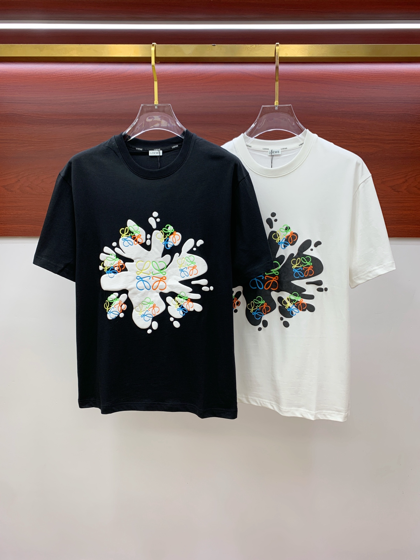 NO:496290,Luo Yiwei's new short-sleeved T-shirt in summer 2025, the personalized art series exclusively launched on the entire network. The versatile details are perfectly processed and pure cotton fabric is very exquisite. Original fabric. The same high-quality and comfortable hand feels very fashionable and personalized. A super versatile and beautiful style for men and women. The same color is black and white. The number of numbers M-3XL, loewe, T-shirt,tees, t-shirt,alexander wang19860909罗意威2025夏季新款短袖T恤,个性艺术系列全网独家首发 百搭款细节处理完美纯棉面料十分精致 原版面料 网红明星同款高版本 高品质手感非常舒服 时尚又个性 超级百搭好看的一款男女同款颜色黑、白 码数M-3XL,,loewe,T-shirt,tees，t-shirt,alexander wang,Men's clothing