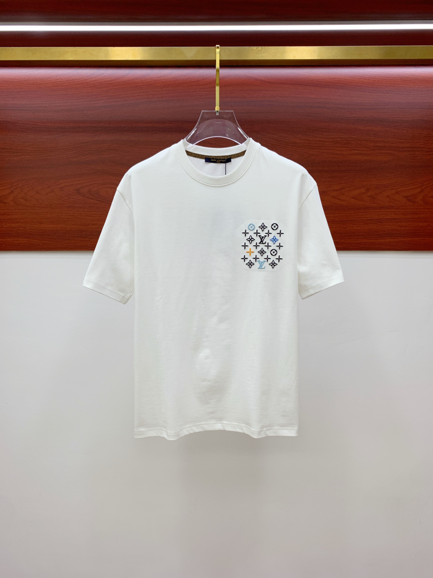 NO:468719,LV2025 summer new short-sleeved T-shirt, the personalized art series exclusively released on the entire network. The versatile details are perfectly processed and pure cotton fabric is very exquisite. Original fabric. The same high-quality and comfortable hand feels very fashionable and personalized. A super versatile and beautiful style for men and women. The same color is black and white. The number of numbers M-3XL, louis vuitton, T-shirt,tees, t-shirt,alexander wang19860909LV2025夏季新款短袖T恤,个性艺术系列全网独家首发 百搭款细节处理完美纯棉面料十分精致 原版面料 网红明星同款高版本 高品质手感非常舒服 时尚又个性 超级百搭好看的一款男女同款颜色黑、白 码数M-3XL,,louis vuitton,T-shirt,tees，t-shirt,alexander wang,Men's clothing