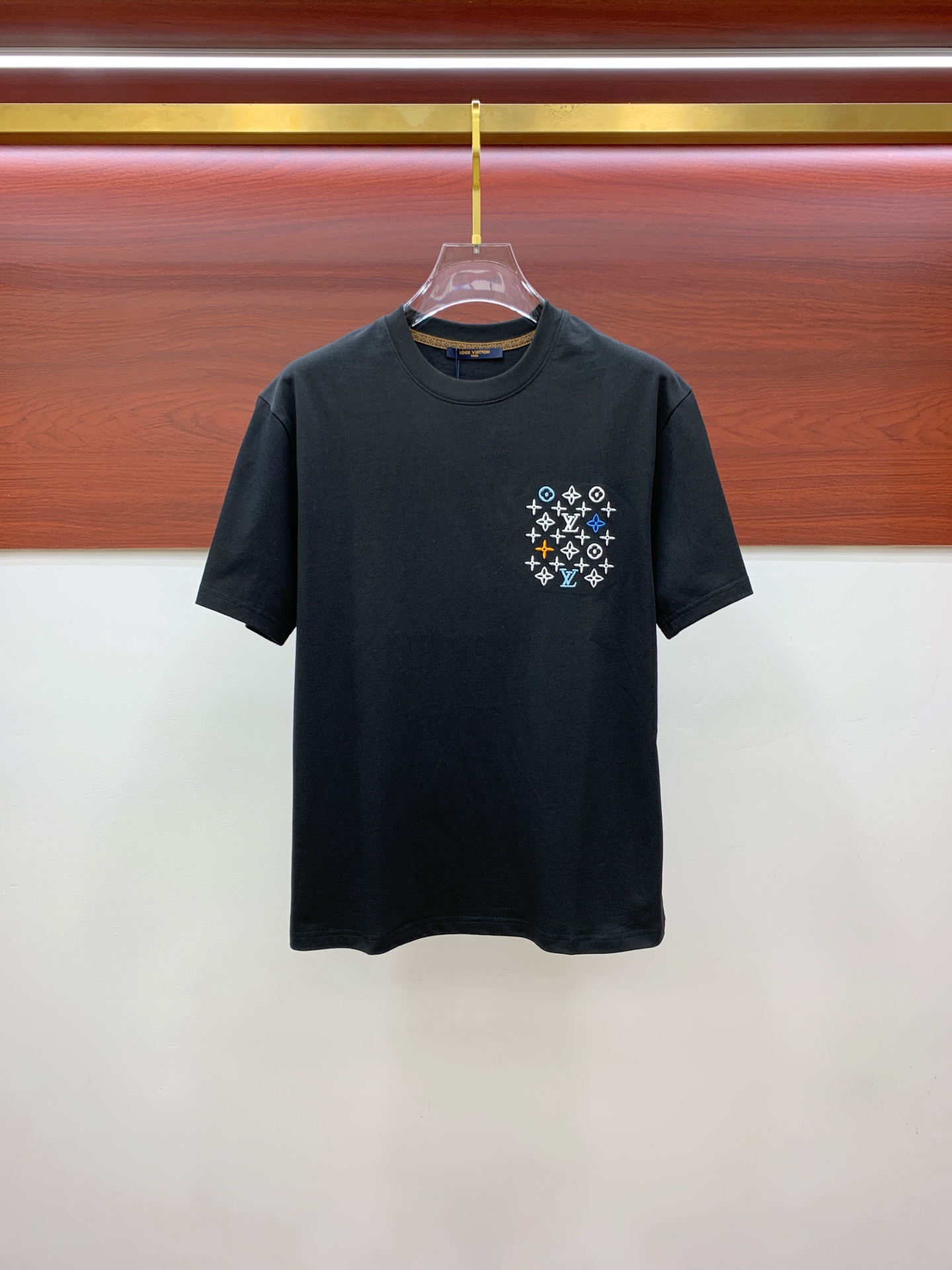 NO:496282,LV2025 summer new short-sleeved T-shirt, the personalized art series exclusively released on the entire network. The versatile details are perfectly processed and pure cotton fabric is very exquisite. Original fabric. The same high-quality and comfortable hand feels very fashionable and personalized. A super versatile and beautiful style for men and women. The same color is black and white. The number of numbers M-3XL, louis vuitton, T-shirt,tees, t-shirt,alexander wang19860909LV2025夏季新款短袖T恤,个性艺术系列全网独家首发 百搭款细节处理完美纯棉面料十分精致 原版面料 网红明星同款高版本 高品质手感非常舒服 时尚又个性 超级百搭好看的一款男女同款颜色黑、白 码数M-3XL,,louis vuitton,T-shirt,tees，t-shirt,alexander wang,Men's clothing