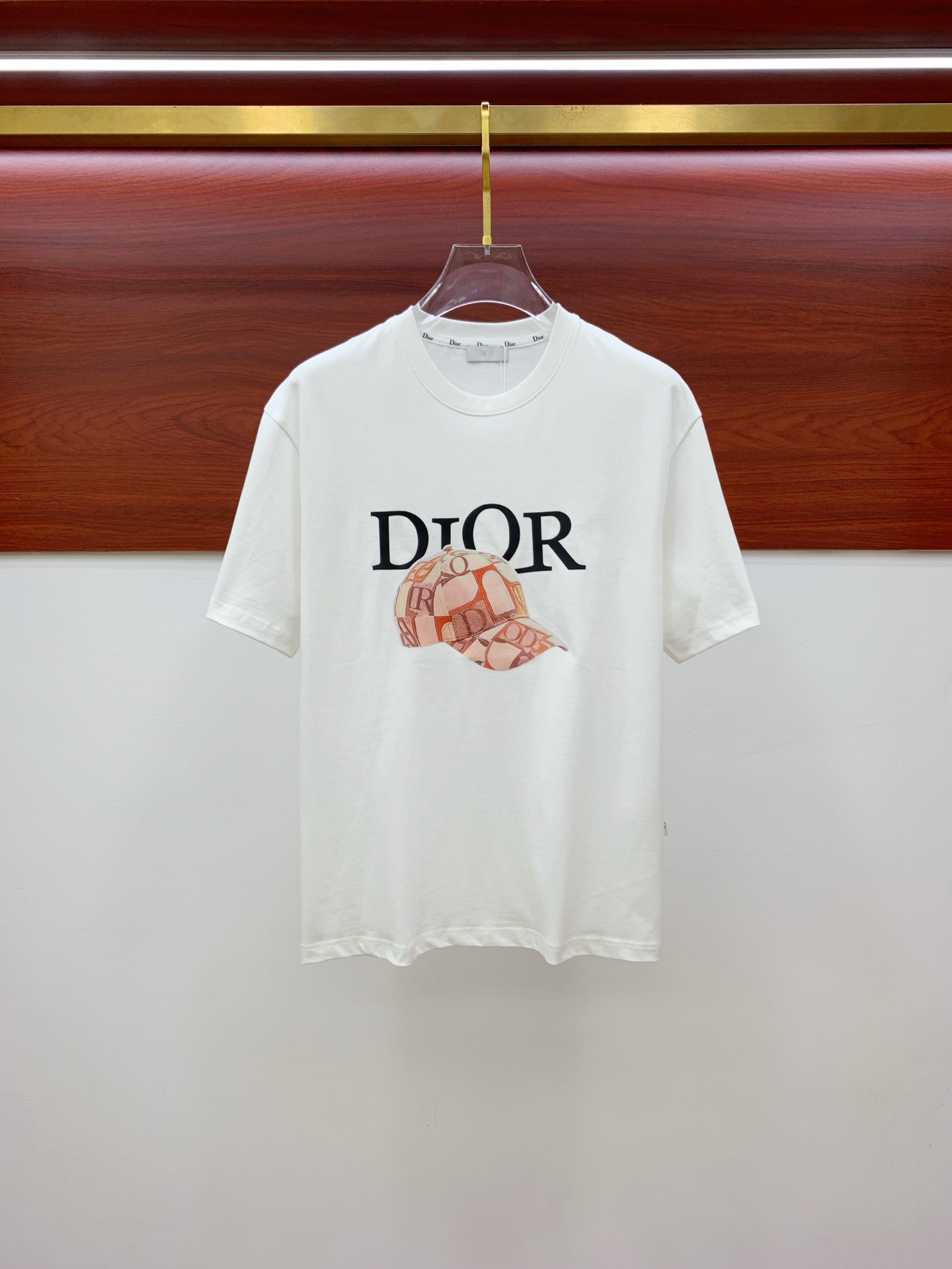 NO:468713,Dior 2025 summer new short-sleeved T-shirt, the personalized art series exclusively launched on the entire network. The versatile details are perfectly processed and pure cotton fabric is very exquisite. Original fabric. The same high-quality and comfortable hand feels very fashionable and personalized. A super versatile and beautiful style for men and women. The same color is black and white. The number of numbers M-3XL, dior, T-shirt,tees, t-shirt,alexander wang19860909迪奥2025夏季新款短袖T恤,个性艺术系列全网独家首发 百搭款细节处理完美纯棉面料十分精致 原版面料 网红明星同款高版本 高品质手感非常舒服 时尚又个性 超级百搭好看的一款男女同款颜色黑、白 码数M-3XL,,dior,T-shirt,tees，t-shirt,alexander wang,Men's clothing