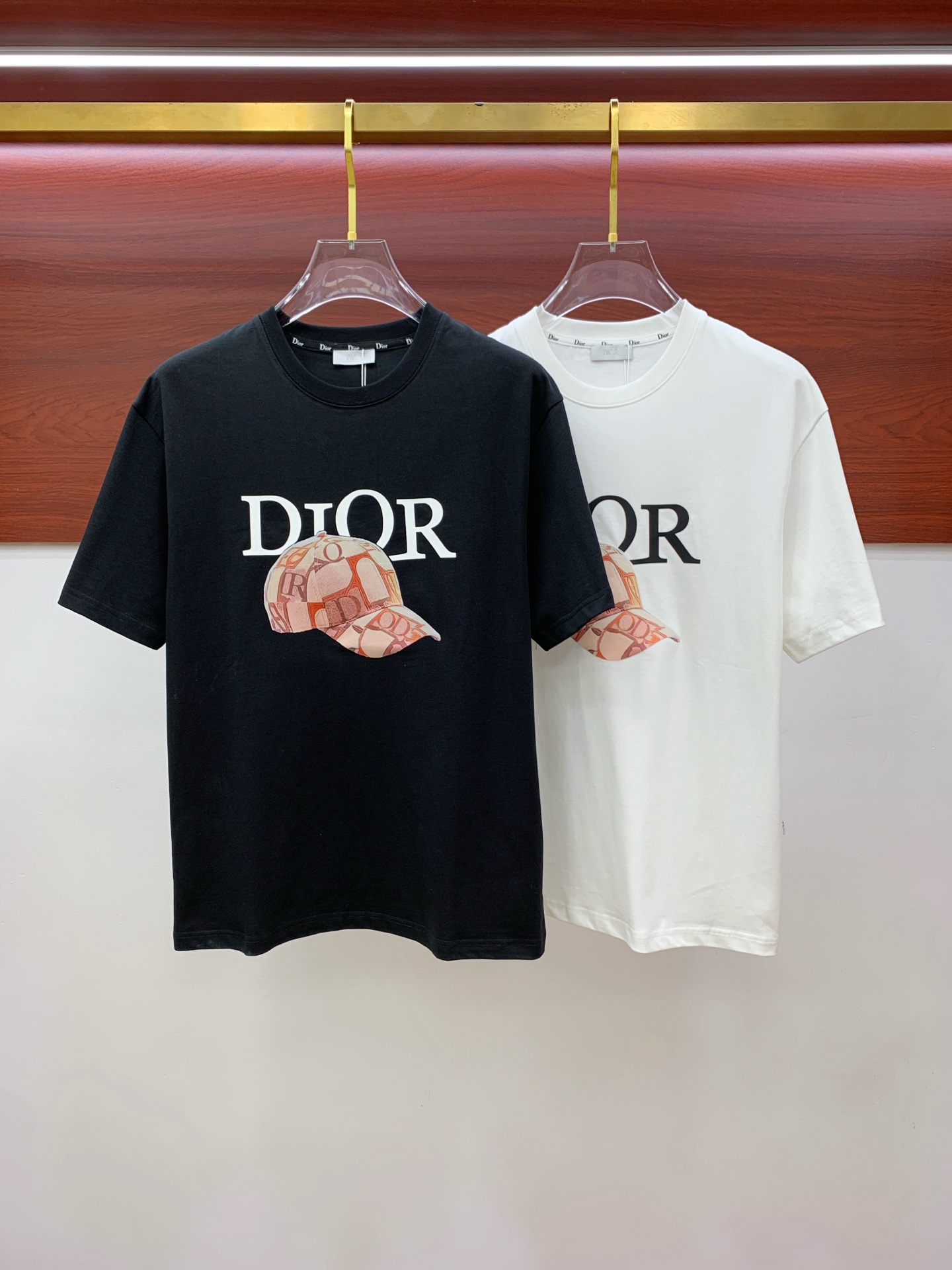 NO:496288,Dior 2025 summer new short-sleeved T-shirt, the personalized art series exclusively launched on the entire network. The versatile details are perfectly processed and pure cotton fabric is very exquisite. Original fabric. The same high-quality and comfortable hand feels very fashionable and personalized. A super versatile and beautiful style for men and women. The same color is black and white. The number of numbers M-3XL, dior, T-shirt,tees, t-shirt,alexander wang19860909迪奥2025夏季新款短袖T恤,个性艺术系列全网独家首发 百搭款细节处理完美纯棉面料十分精致 原版面料 网红明星同款高版本 高品质手感非常舒服 时尚又个性 超级百搭好看的一款男女同款颜色黑、白 码数M-3XL,,dior,T-shirt,tees，t-shirt,alexander wang,Men's clothing