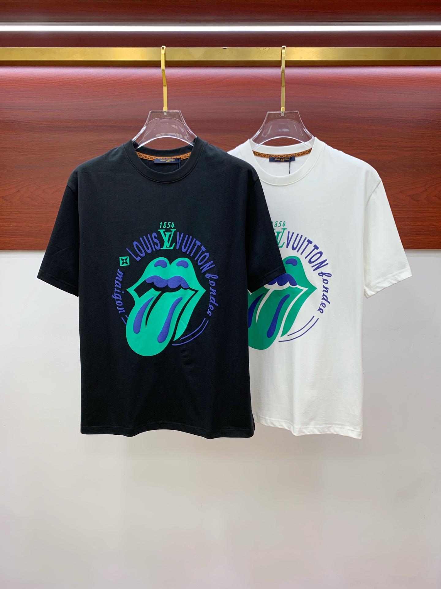 NO:496292,LV2025 summer new short-sleeved T-shirt, the personalized art series exclusively released on the entire network. The versatile details are perfectly processed and pure cotton fabric is very exquisite. Original fabric. The same high-quality and comfortable hand feels very fashionable and personalized. A super versatile and beautiful style for men and women. The same color is black and white. The number of numbers M-3XL, louis vuitton, T-shirt,tees, t-shirt,alexander wang19860909LV2025夏季新款短袖T恤,个性艺术系列全网独家首发 百搭款细节处理完美纯棉面料十分精致 原版面料 网红明星同款高版本 高品质手感非常舒服 时尚又个性 超级百搭好看的一款男女同款颜色黑、白 码数M-3XL,,louis vuitton,T-shirt,tees，t-shirt,alexander wang,Men's clothing