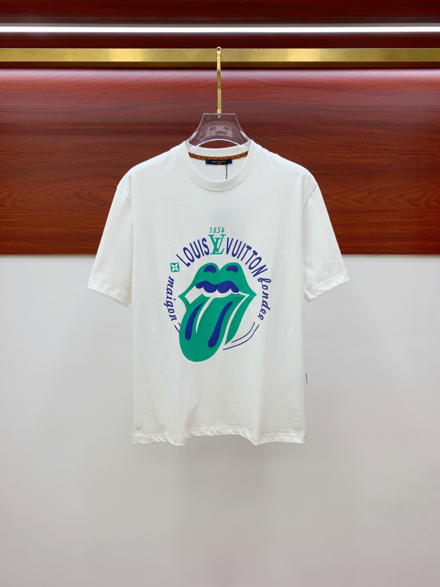 NO:468706,LV2025 summer new short-sleeved T-shirt, the personalized art series exclusively released on the entire network. The versatile details are perfectly processed and pure cotton fabric is very exquisite. Original fabric. The same high-quality and comfortable hand feels very fashionable and personalized. A super versatile and beautiful style for men and women. The same color is black and white. The number of numbers M-3XL, louis vuitton, T-shirt,tees, t-shirt,alexander wang19860909LV2025夏季新款短袖T恤,个性艺术系列全网独家首发 百搭款细节处理完美纯棉面料十分精致 原版面料 网红明星同款高版本 高品质手感非常舒服 时尚又个性 超级百搭好看的一款男女同款颜色黑、白 码数M-3XL,,louis vuitton,T-shirt,tees，t-shirt,alexander wang,Men's clothing