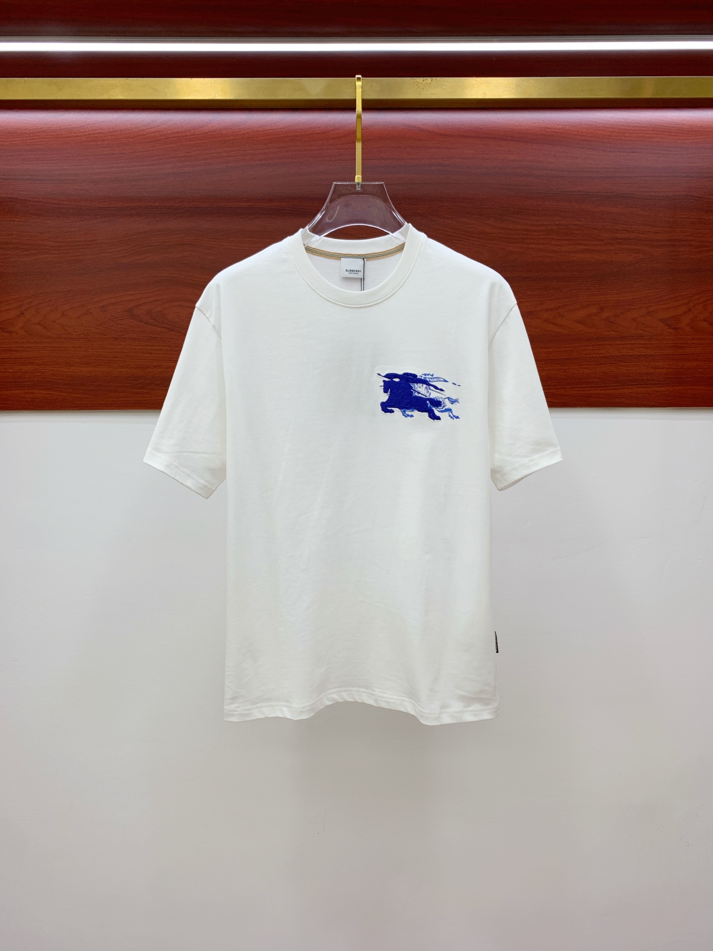 NO:468746,Burberry's new short-sleeved T-shirt in summer 2025, the personalized art series exclusively released on the entire network. The versatile details are perfectly processed and pure cotton fabric is very exquisite. Original fabric. The same high-quality and comfortable hand feels very fashionable and personalized. A super versatile and beautiful style for men and women. The same color is black and white. M-3XL, burberry, T-shirt,tees, t-shirt,alexander wang19860909巴宝莉2025夏季新款短袖T恤,个性艺术系列全网独家首发 百搭款细节处理完美纯棉面料十分精致 原版面料 网红明星同款高版本 高品质手感非常舒服 时尚又个性 超级百搭好看的一款男女同款颜色黑、白 码数M-3XL,,burberry,T-shirt,tees，t-shirt,alexander wang,Men's clothing