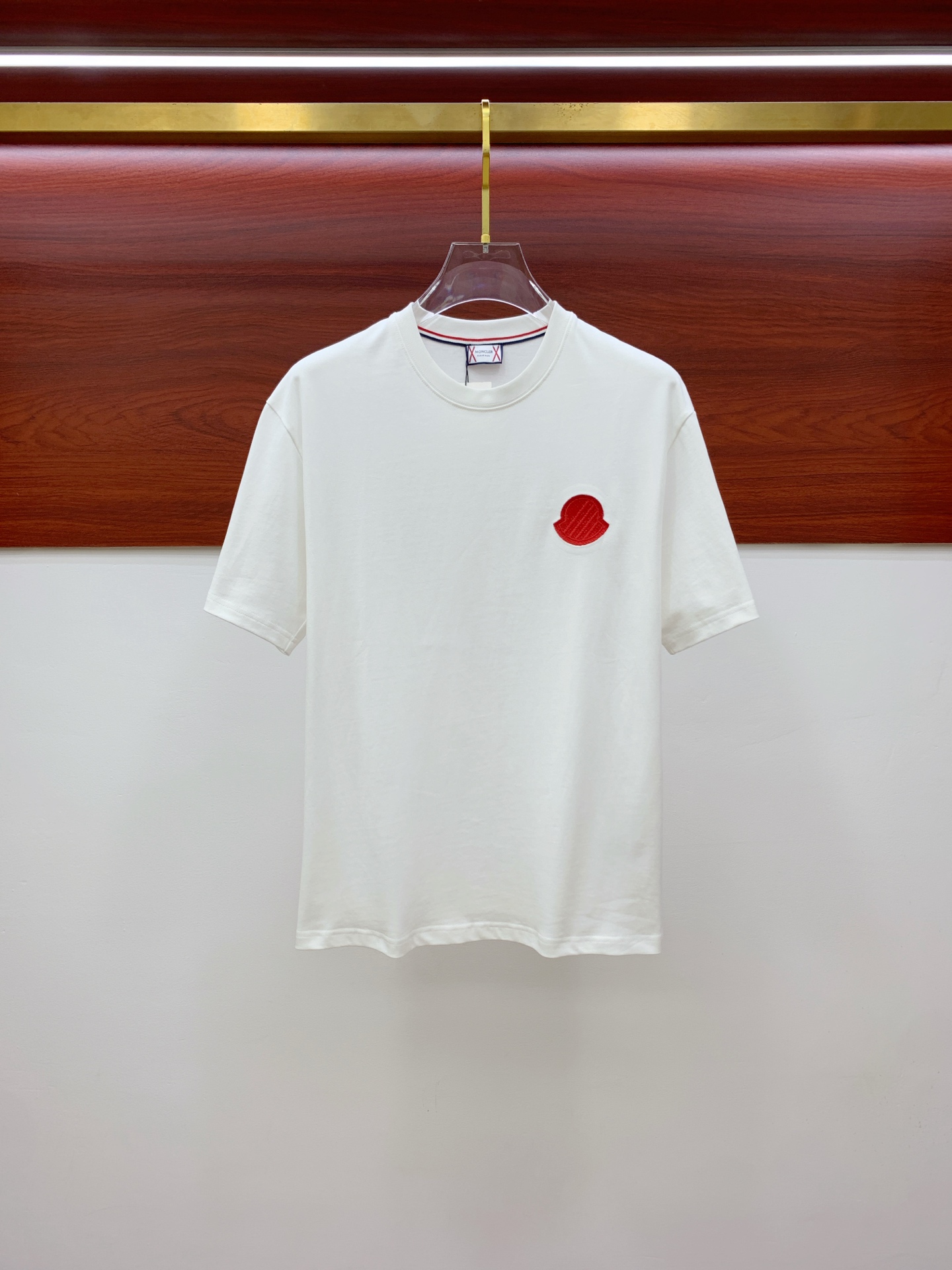 NO:468754,The new short-sleeved T-shirt for the 2025 summer, the personalized art series exclusively released on the entire network. The versatile details are perfectly processed and pure cotton fabric is very exquisite. The original fabric is the same as the Internet celebrity celebrity and the same style. The high-quality feel is very comfortable. Fashionable and personalized. The super versatile and beautiful style is the same as the men and women. The same color is black and white. The number of numbers M-3XL, Moncler, T-shirt,tees, t-shirt,alexander wang19860909蒙口2025夏季新款短袖T恤,个性艺术系列全网独家首发 百搭款细节处理完美纯棉面料十分精致 原版面料 网红明星同款高版本 高品质手感非常舒服 时尚又个性 超级百搭好看的一款男女同款颜色黑、白 码数M-3XL,,Moncler,T-shirt,tees，t-shirt,alexander wang,Men's clothing