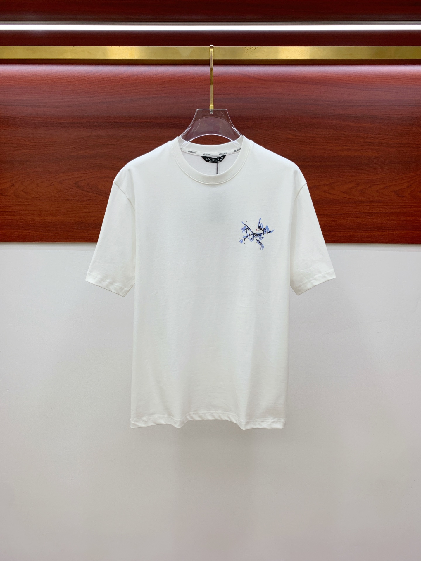 NO:468762,Archaeoptera Bird's new short-sleeved T-shirt in summer 2025, the personalized art series exclusively released on the entire network. The versatile details are perfectly processed and pure cotton fabric is very exquisite. Original fabric. The same high-quality and comfortable hand feels very fashionable and personalized. A super versatile and beautiful style for men and women. The same color is black and white. Number M-3XL, arc'teryx, T-shirt,tees, t-shirt,alexander wang19860909始祖鸟2025夏季新款短袖T恤,个性艺术系列全网独家首发 百搭款细节处理完美纯棉面料十分精致 原版面料 网红明星同款高版本 高品质手感非常舒服 时尚又个性 超级百搭好看的一款男女同款颜色黑、白 码数M-3XL,arc'teryx,T-shirt,tees，t-shirt,alexander wang,Men's clothing