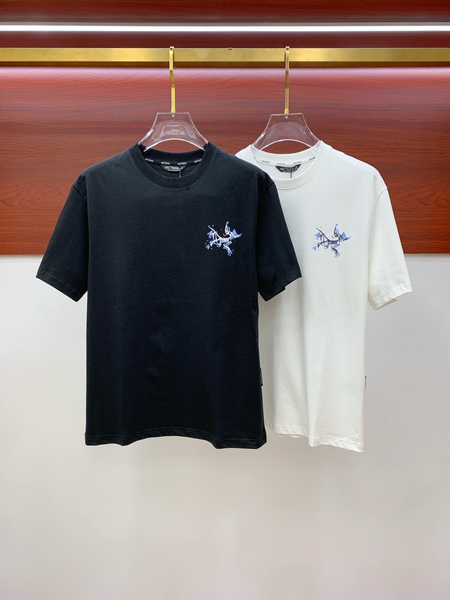 NO:496302,Archaeoptera Bird's new short-sleeved T-shirt in summer 2025, the personalized art series exclusively released on the entire network. The versatile details are perfectly processed and pure cotton fabric is very exquisite. Original fabric. The same high-quality and comfortable hand feels very fashionable and personalized. A super versatile and beautiful style for men and women. The same color is black and white. Number M-3XL, arc'teryx, T-shirt,tees, t-shirt,alexander wang19860909始祖鸟2025夏季新款短袖T恤,个性艺术系列全网独家首发 百搭款细节处理完美纯棉面料十分精致 原版面料 网红明星同款高版本 高品质手感非常舒服 时尚又个性 超级百搭好看的一款男女同款颜色黑、白 码数M-3XL,arc'teryx,T-shirt,tees，t-shirt,alexander wang,Men's clothing