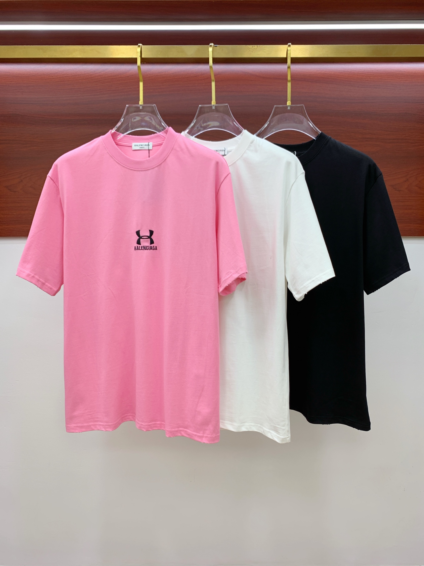 NO:430693,Chanel's new short-sleeved T-shirt for summer 2025, the personalized art series exclusively launched on the entire network. The versatile details are perfectly processed and pure cotton fabric is very exquisite. Original fabric. The same high-end version of the internet celebrity celebrity. The high-quality feel is very comfortable. Fashion and personality. A super versatile and beautiful look for men and women. S-Xl, chanel, T-shirt, tees, t-shirt, alexander wang.19860909香奈儿2025夏季新款短袖T恤,个性艺术系列全网独家首发 百搭款细节处理完美纯棉面料十分精致 原版面料 网红明星同款高版本 高品质手感非常舒服 时尚又个性 超级百搭好看的一款男女同款颜色S-Xl,,chanel,T-shirt,tees，t-shirt,alexander wang,Men's clothing