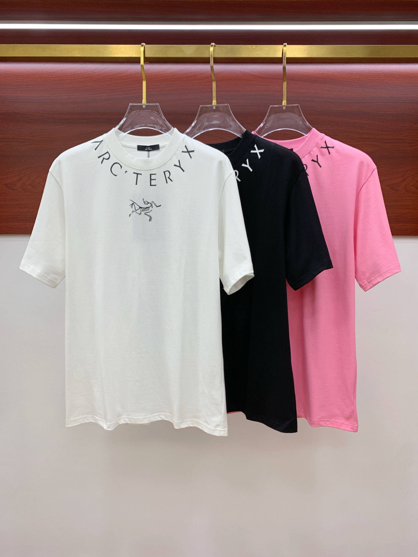 NO:430694,Archaeoptera Bird's new short-sleeved T-shirt in summer 2025, the personalized art series exclusively released on the entire network. The versatile details are perfectly processed and pure cotton fabric is very exquisite. Original fabric. The same high-quality and comfortable hand feels very fashionable and personalized. A super versatile and beautiful look for men and women. S-Xl, arc'teryx, T-shirt,tees, t-shirt,alexander wang19860909始祖鸟2025夏季新款短袖T恤,个性艺术系列全网独家首发 百搭款细节处理完美纯棉面料十分精致 原版面料 网红明星同款高版本 高品质手感非常舒服 时尚又个性 超级百搭好看的一款男女同款颜色S-Xl,arc'teryx,T-shirt,tees，t-shirt,alexander wang,Men's clothing