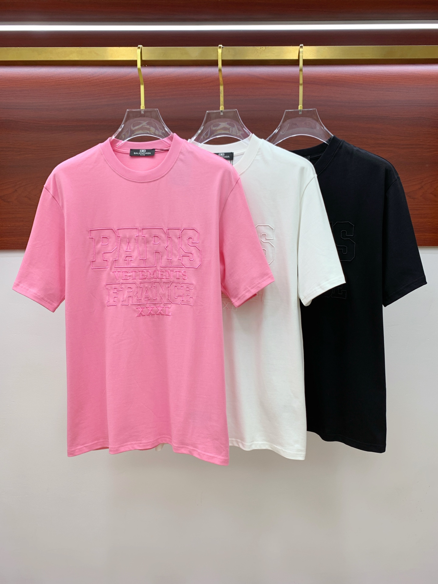 NO:430699,Balenciaga 2025 summer new short-sleeved T-shirt, personalized art series exclusively released on the entire network. The versatile details are perfectly processed and pure cotton fabric is very exquisite. Original fabric. The same high-quality and comfortable hand feels very fashionable and personalized. A super versatile and beautiful look for men and women. S-Xl, balenciaga, T-shirt,tees, t-shirt,alexander wang19860909巴黎世家2025夏季新款短袖T恤,个性艺术系列全网独家首发 百搭款细节处理完美纯棉面料十分精致 原版面料 网红明星同款高版本 高品质手感非常舒服 时尚又个性 超级百搭好看的一款男女同款颜色S-Xl,,balenciaga,T-shirt,tees，t-shirt,alexander wang,Men's clothing