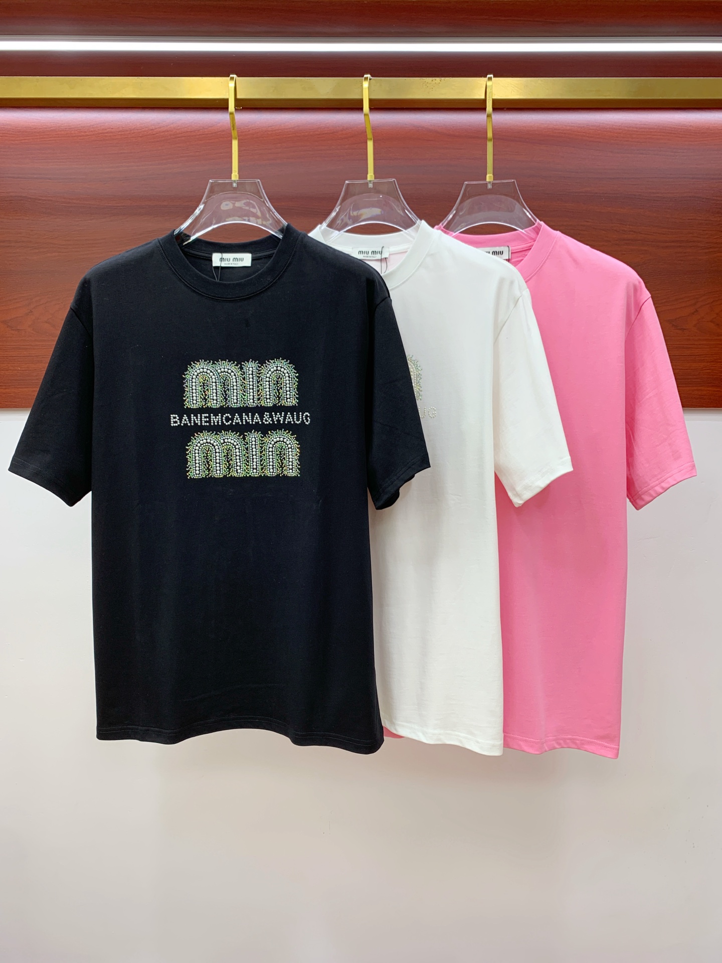 NO:430704,Miumiu 2025 summer new short-sleeved T-shirt, personalized art series exclusively released on the entire network. The versatile details are perfectly processed and pure cotton fabric is very exquisite. Original fabric. The same high-quality and comfortable hand feels very fashionable and personalized. A super versatile and beautiful look for men and women. S-Xl, miumiu, T-shirt,tees, t-shirt,alexander wang19860909miumiu2025夏季新款短袖T恤,个性艺术系列全网独家首发 百搭款细节处理完美纯棉面料十分精致 原版面料 网红明星同款高版本 高品质手感非常舒服 时尚又个性 超级百搭好看的一款男女同款颜色S-Xl,,miumiu,T-shirt,tees，t-shirt,alexander wang,Men's clothing
