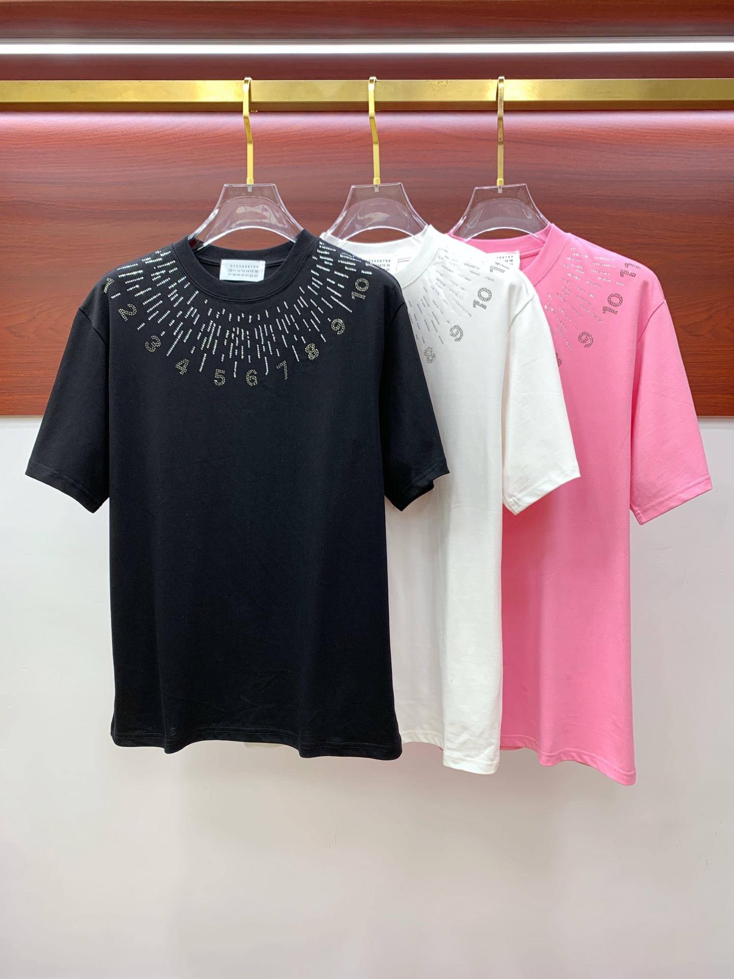 NO:430709,Magila's new short-sleeved T-shirt for summer 2025, the personalized art series exclusively released on the entire network. The versatile details are perfectly processed and pure cotton fabric is very exquisite. Original fabric. The same high-quality and comfortable hand feels very fashionable and personalized. A super versatile and beautiful look for men and women. S-Xl,,masion margiela,T-shirt,tees,t-shirt,alexander wang19860909马吉拉2025夏季新款短袖T恤,个性艺术系列全网独家首发 百搭款细节处理完美纯棉面料十分精致 原版面料 网红明星同款高版本 高品质手感非常舒服 时尚又个性 超级百搭好看的一款男女同款颜色S-Xl,,masion margiela,T-shirt,tees，t-shirt,alexander wang,Men's clothing