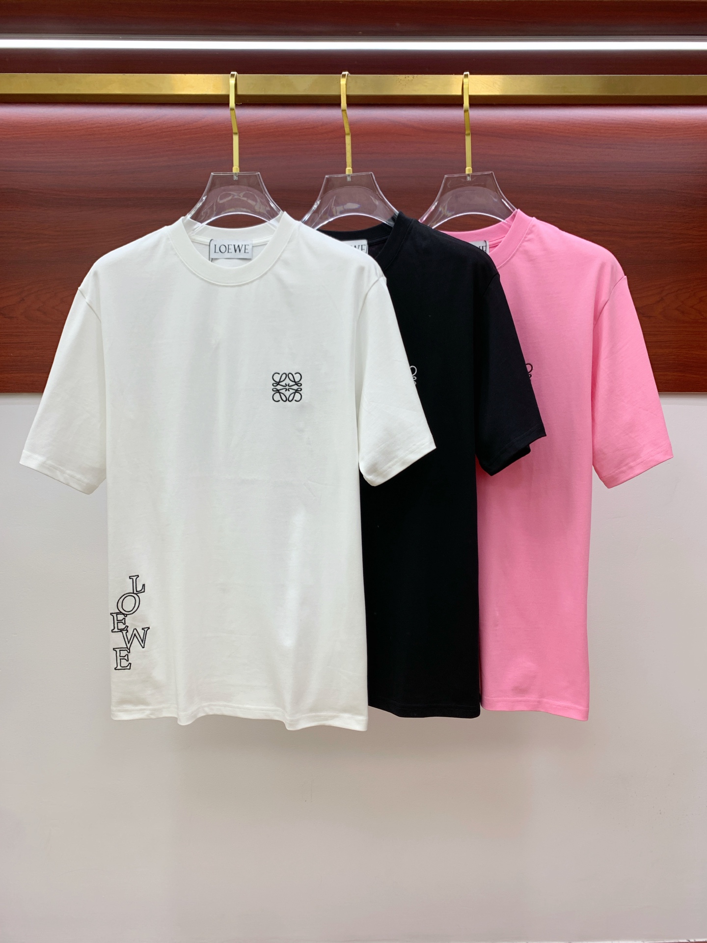 NO:430714,Luo Yiwei's new short-sleeved T-shirt in summer 2025, the personalized art series exclusively released on the entire network. The versatile details are perfectly processed and pure cotton fabric is very exquisite. Original fabric. The same high-quality and comfortable hand feels very fashionable and personalized. A super versatile and beautiful look for men and women. S-Xl, loewe, T-shirt,tees, t-shirt,alexander wang19860909罗意威2025夏季新款短袖T恤,个性艺术系列全网独家首发 百搭款细节处理完美纯棉面料十分精致 原版面料 网红明星同款高版本 高品质手感非常舒服 时尚又个性 超级百搭好看的一款男女同款颜色S-Xl,,loewe,T-shirt,tees，t-shirt,alexander wang,Men's clothing