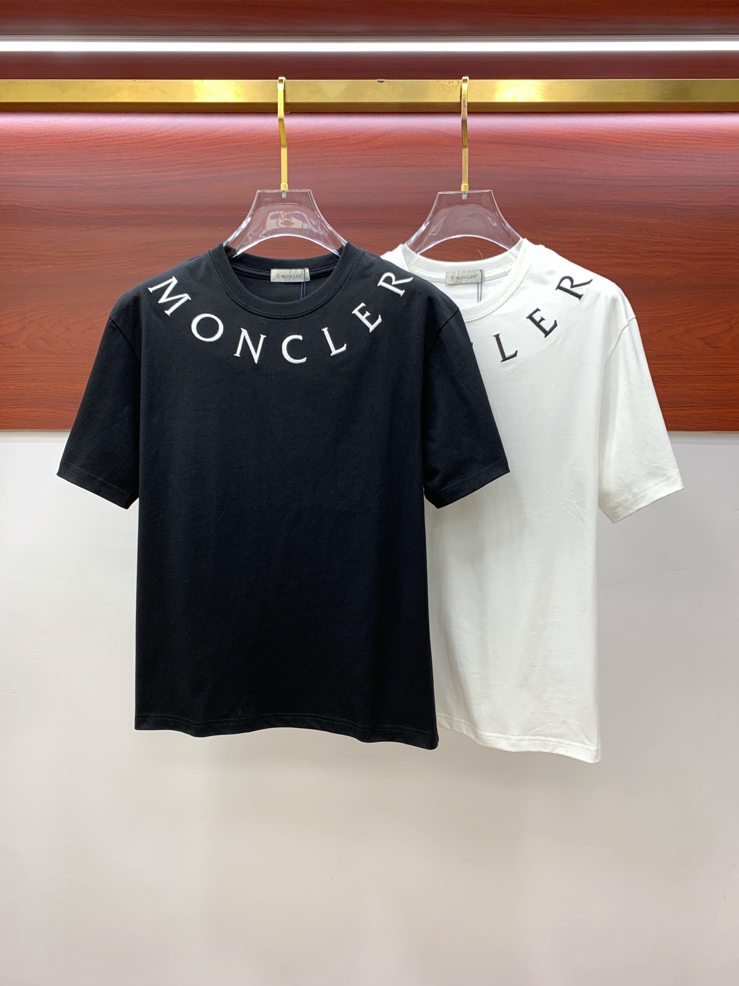 NO:509661,The latest ss masked pure cotton fabric, classic logo, fashionable simple trendy short sleeves, the top quality counter original single short sleeves, the top production process imported fabric, the unique design of the counter model, using imported high-end customized fabrics. The official website is on sale!  Excellent fabric fit, size..Black and white M-3Xl, Moncler, T-shirt, alexander wang19860909ss蒙口纯棉最新面料经典标识图案logo时尚简约潮流短袖,最顶级的品质专柜原单短袖,顶级制作工艺进口面料,专柜款独特设计,采用进口高端订制面料.官网在售！面料版型超赞 码数..黑白色 M-3Xl,,Moncler,T-shirt,alexander wang,Men's clothing