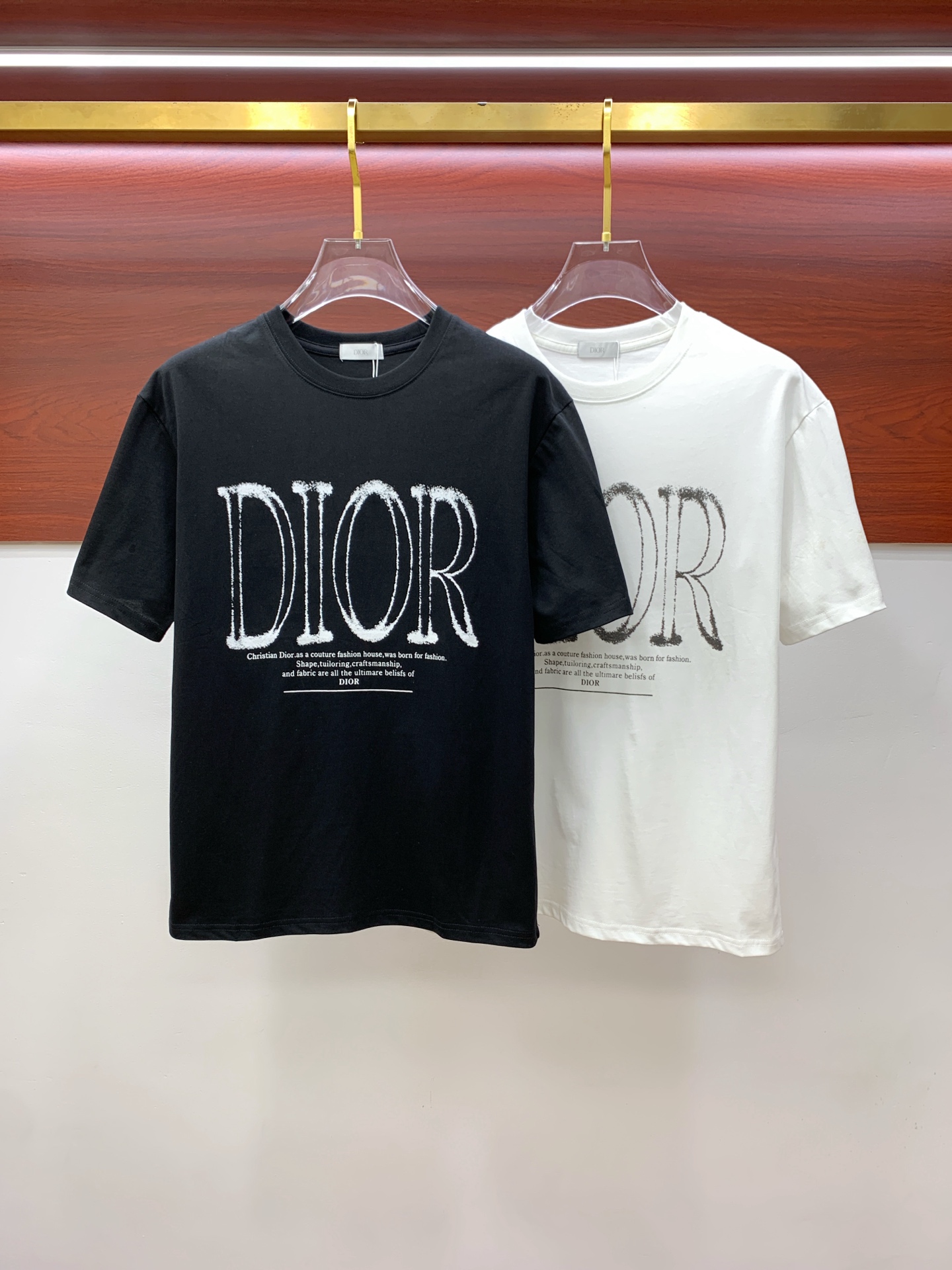 NO:454706,Ss Dior pure cotton latest fabric, classic logo, logo, fashionable, simple and trendy short sleeves, the top quality counter original single short sleeves, top production craft imported fabrics, unique design of the counter model, using imported high-end customized fabrics. The official website is on sale!  Excellent fabric pattern, size..Black and white M-3Xl,,dior,T-shirt,alexander wang19860909ss迪奥纯棉最新面料经典标识图案logo时尚简约潮流短袖,最顶级的品质专柜原单短袖,顶级制作工艺进口面料,专柜款独特设计,采用进口高端订制面料.官网在售！面料版型超赞 码数..黑白色 M-3Xl,,dior,T-shirt,alexander wang,Men's clothing