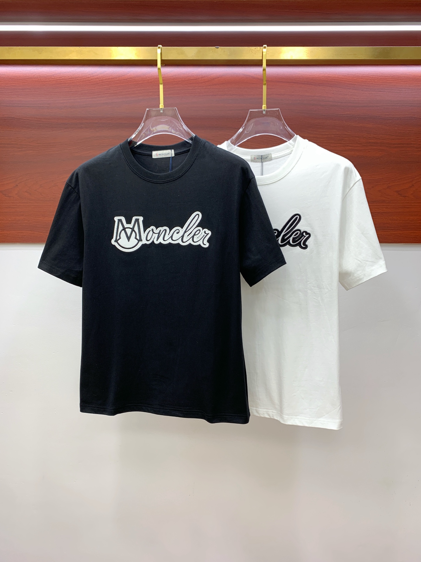 NO:454696,The latest ss masked pure cotton fabric, classic logo, fashionable simple trendy short sleeves, the top quality counter original single short sleeves, the top production process imported fabric, the unique design of the counter model, using imported high-end customized fabrics. The official website is on sale!  Excellent fabric fit, size..Black and white M-3Xl, Moncler, T-shirt, alexander wang19860909ss蒙口纯棉最新面料经典标识图案logo时尚简约潮流短袖,最顶级的品质专柜原单短袖,顶级制作工艺进口面料,专柜款独特设计,采用进口高端订制面料.官网在售！面料版型超赞 码数..黑白色 M-3Xl,,Moncler,T-shirt,alexander wang,Men's clothing