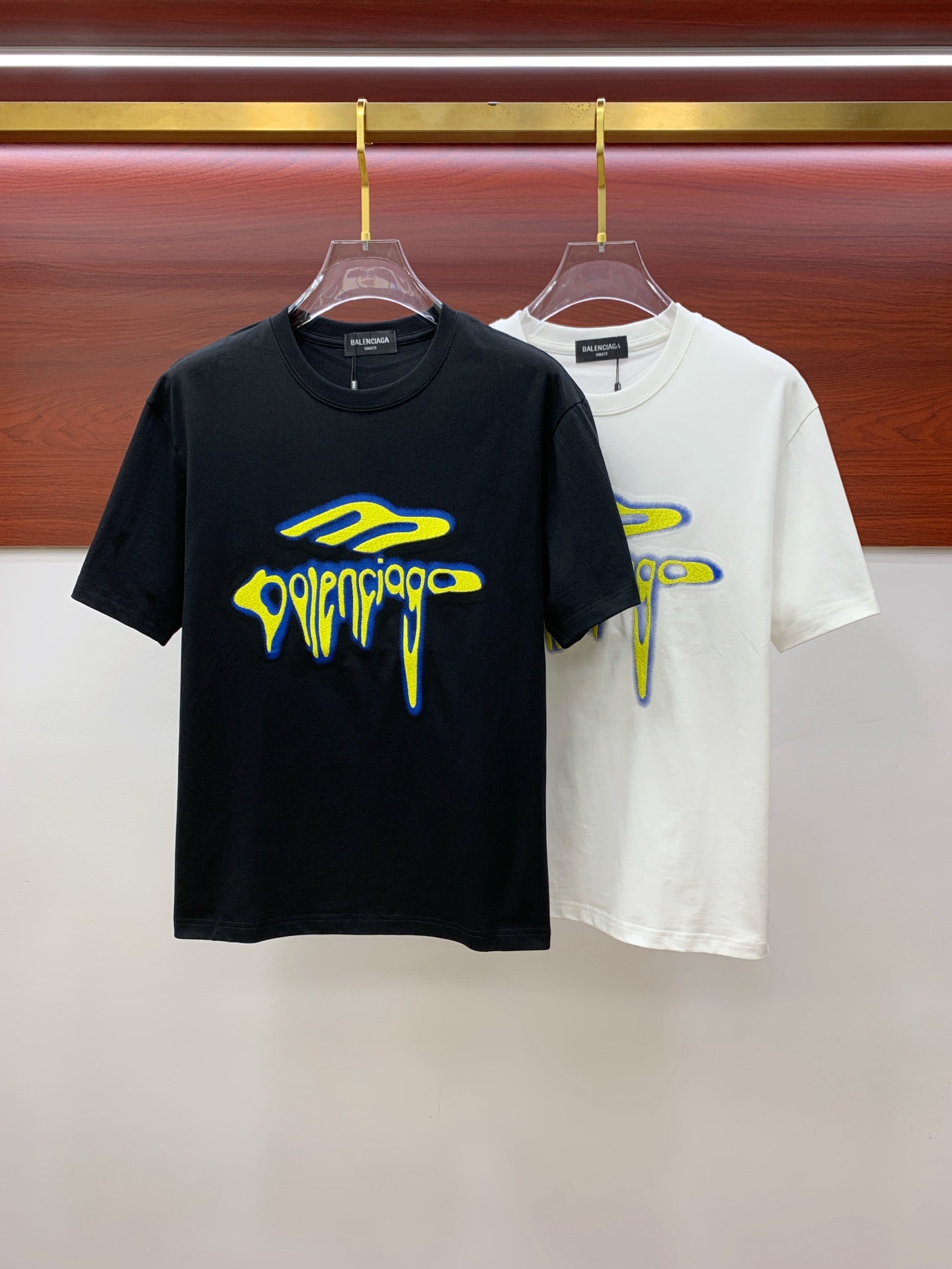 NO:509659,Ss Balenciaga pure cotton latest fabric, classic logo, logo, fashionable, simple and trendy short sleeves, the top quality counter original single short sleeves, top production craft imported fabrics, unique design of the counter model, using imported high-end customized fabrics. The official website is on sale!  Excellent fabric pattern, size..Black and white M-3Xl,,balenciaga,T-shirt,alexander wang19860909ss巴黎世家纯棉最新面料经典标识图案logo时尚简约潮流短袖,最顶级的品质专柜原单短袖,顶级制作工艺进口面料,专柜款独特设计,采用进口高端订制面料.官网在售！面料版型超赞 码数..黑白色 M-3Xl,,balenciaga,T-shirt,alexander wang,Men's clothing