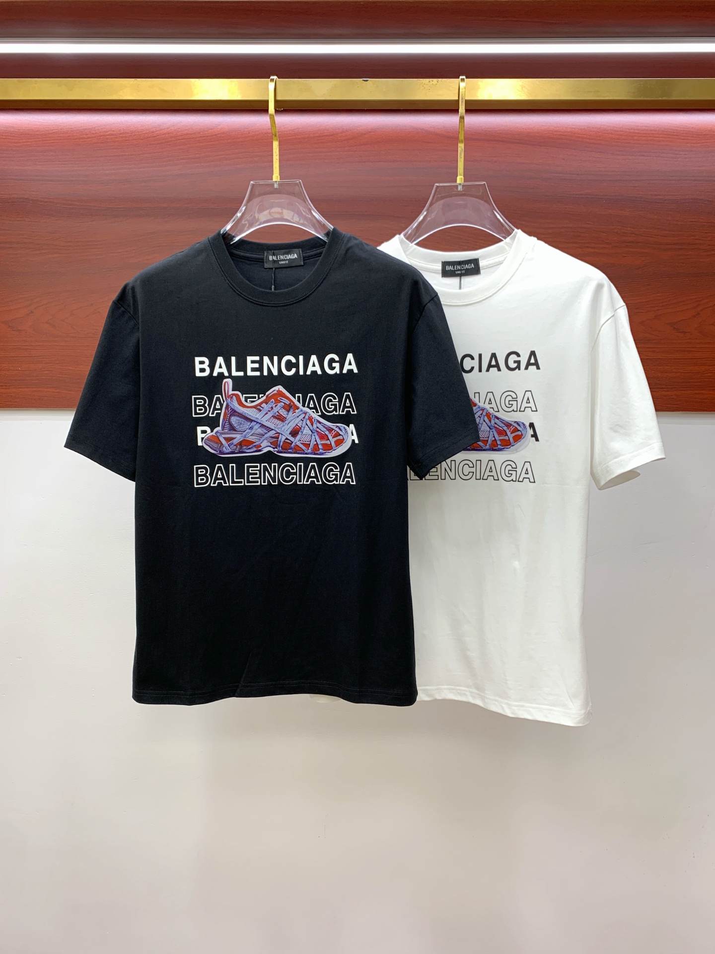 NO:454701,Ss Balenciaga pure cotton latest fabric, classic logo, logo, fashionable, simple and trendy short sleeves, the top quality counter original single short sleeves, top production craft imported fabrics, unique design of the counter model, using imported high-end customized fabrics. The official website is on sale!  Excellent fabric pattern, size..Black and white M-3Xl,,balenciaga,T-shirt,alexander wang19860909ss巴黎世家纯棉最新面料经典标识图案logo时尚简约潮流短袖,最顶级的品质专柜原单短袖,顶级制作工艺进口面料,专柜款独特设计,采用进口高端订制面料.官网在售！面料版型超赞 码数..黑白色 M-3Xl,,balenciaga,T-shirt,alexander wang,Men's clothing