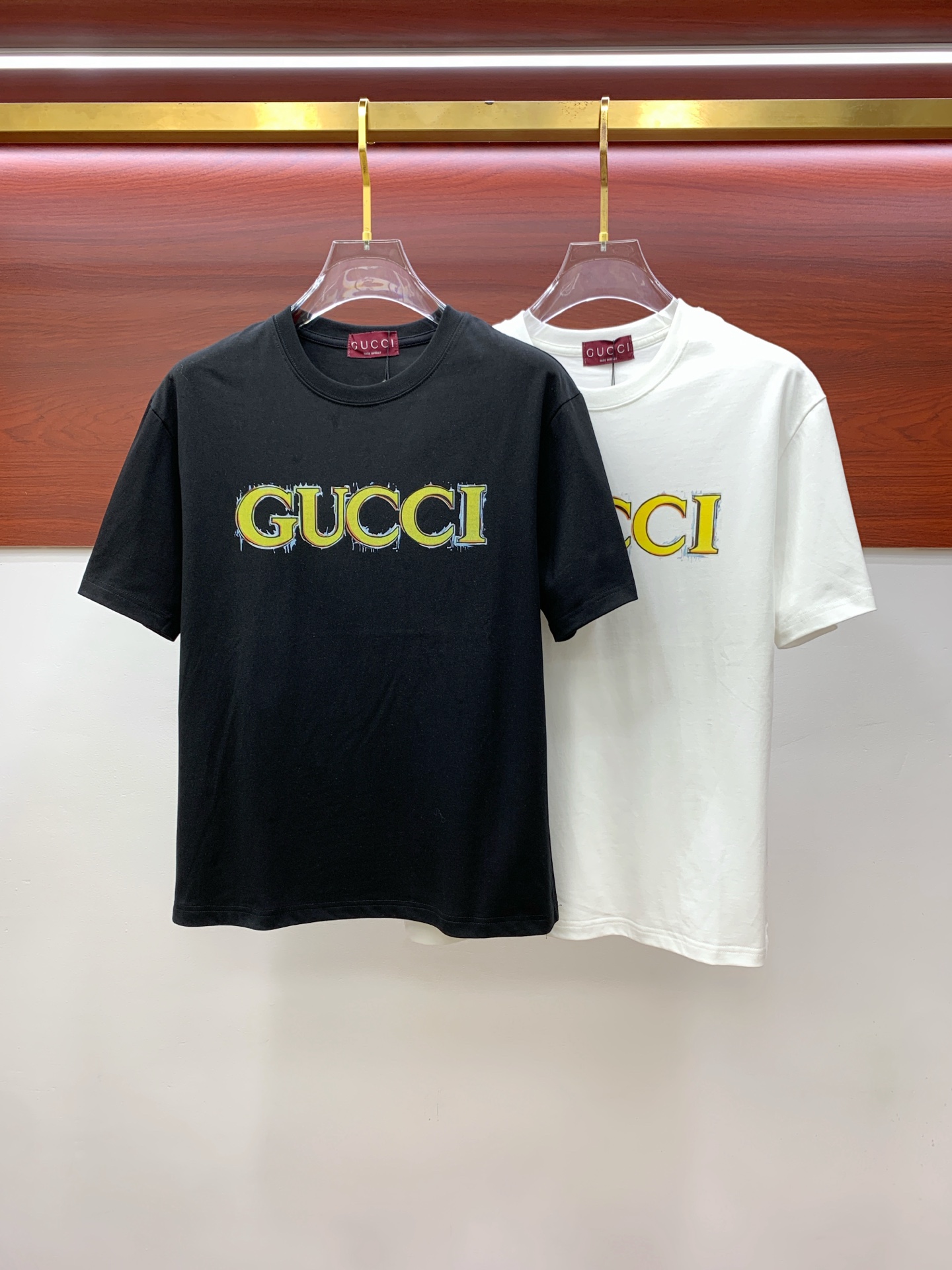 NO:509656,Ss Gucci pure cotton latest fabric classic logo pattern logo fashionable simple trendy short sleeves, top quality counter original single short sleeves, top production craft imported fabrics, unique design of counter style, using imported high-end customized fabrics. The official website is on sale!  Excellent fabric pattern, size..Black and white M-3Xl,,gucci,T-shirt,alexander wang19860909ss古驰纯棉最新面料经典标识图案logo时尚简约潮流短袖,最顶级的品质专柜原单短袖,顶级制作工艺进口面料,专柜款独特设计,采用进口高端订制面料.官网在售！面料版型超赞 码数..黑白色 M-3Xl,,gucci,T-shirt,alexander wang,Men's clothing