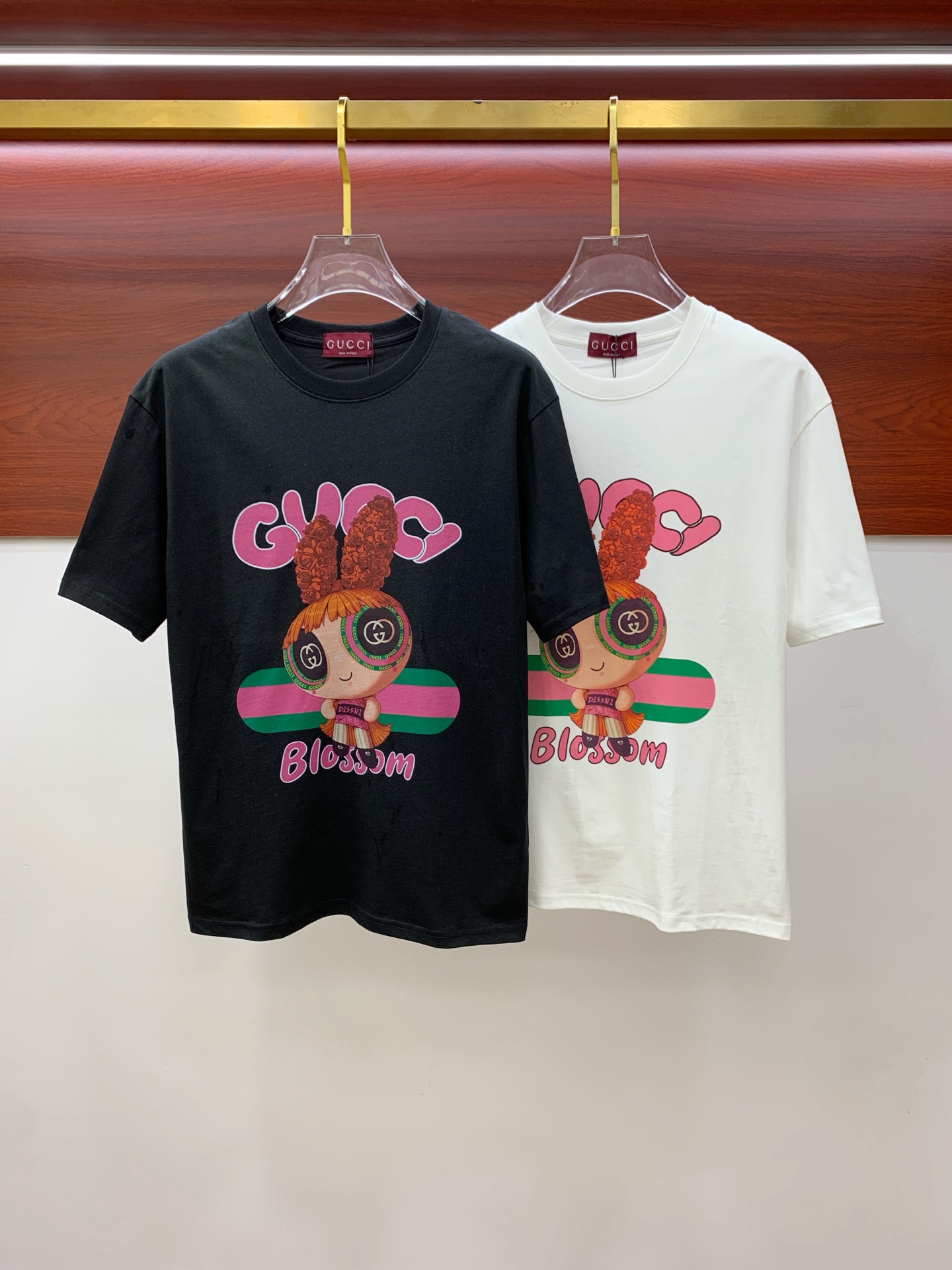 NO:454711,Ss Gucci pure cotton latest fabric classic logo pattern logo fashionable simple trendy short sleeves, top quality counter original single short sleeves, top production craft imported fabrics, unique design of counter style, using imported high-end customized fabrics. The official website is on sale!  Excellent fabric pattern, size..Black and white M-3Xl,,gucci,T-shirt,alexander wang19860909ss古驰纯棉最新面料经典标识图案logo时尚简约潮流短袖,最顶级的品质专柜原单短袖,顶级制作工艺进口面料,专柜款独特设计,采用进口高端订制面料.官网在售！面料版型超赞 码数..黑白色 M-3Xl,,gucci,T-shirt,alexander wang,Men's clothing