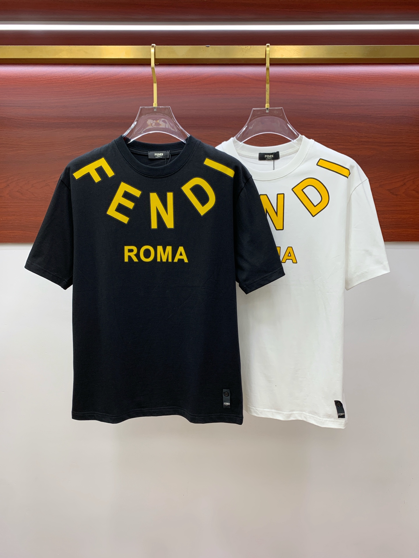 NO:454716,Ss Fendi pure cotton latest fabric classic logo pattern logo fashionable simple trendy short sleeves, top quality counter original single short sleeves, top production craft imported fabrics, unique design of counter style, using imported high-end customized fabrics. The official website is on sale!  Excellent fabric fit, size..Black and white M-3Xl,,fendi,T-shirt,alexander wang19860909ss芬迪纯棉最新面料经典标识图案logo时尚简约潮流短袖,最顶级的品质专柜原单短袖,顶级制作工艺进口面料,专柜款独特设计,采用进口高端订制面料.官网在售！面料版型超赞 码数..黑白色 M-3Xl,,fendi,T-shirt,alexander wang,Men's clothing