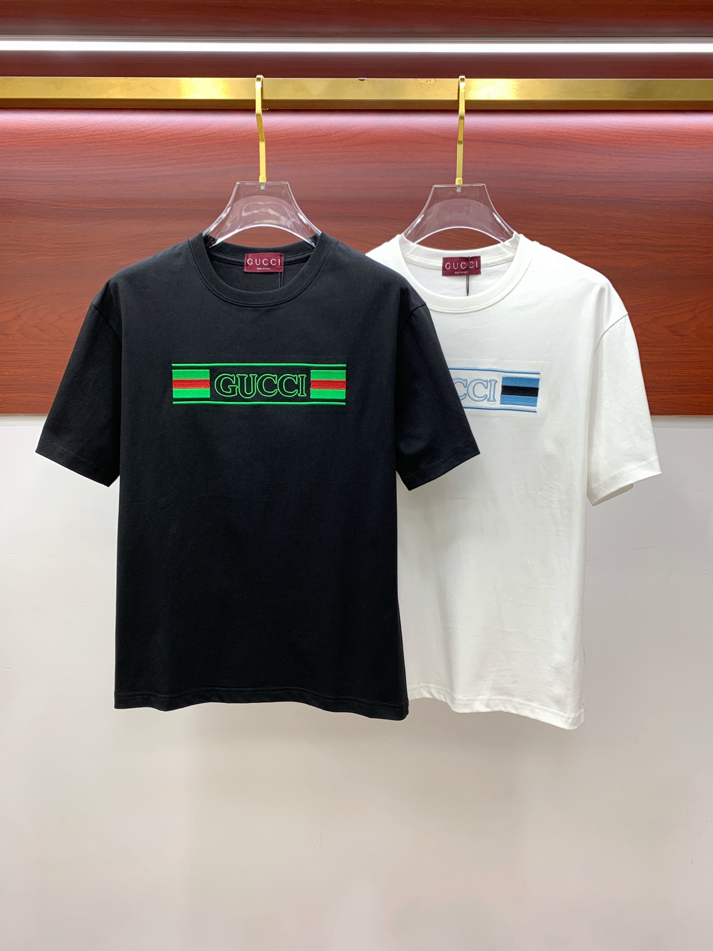 NO:509654,Ss Gucci pure cotton latest fabric classic logo pattern logo fashionable simple trendy short sleeves, top quality counter original single short sleeves, top production craft imported fabrics, unique design of counter style, using imported high-end customized fabrics. The official website is on sale!  Excellent fabric pattern, size..Black and white M-3Xl,,gucci,T-shirt,alexander wang19860909ss古驰纯棉最新面料经典标识图案logo时尚简约潮流短袖,最顶级的品质专柜原单短袖,顶级制作工艺进口面料,专柜款独特设计,采用进口高端订制面料.官网在售！面料版型超赞 码数..黑白色 M-3Xl,,gucci,T-shirt,alexander wang,Men's clothing