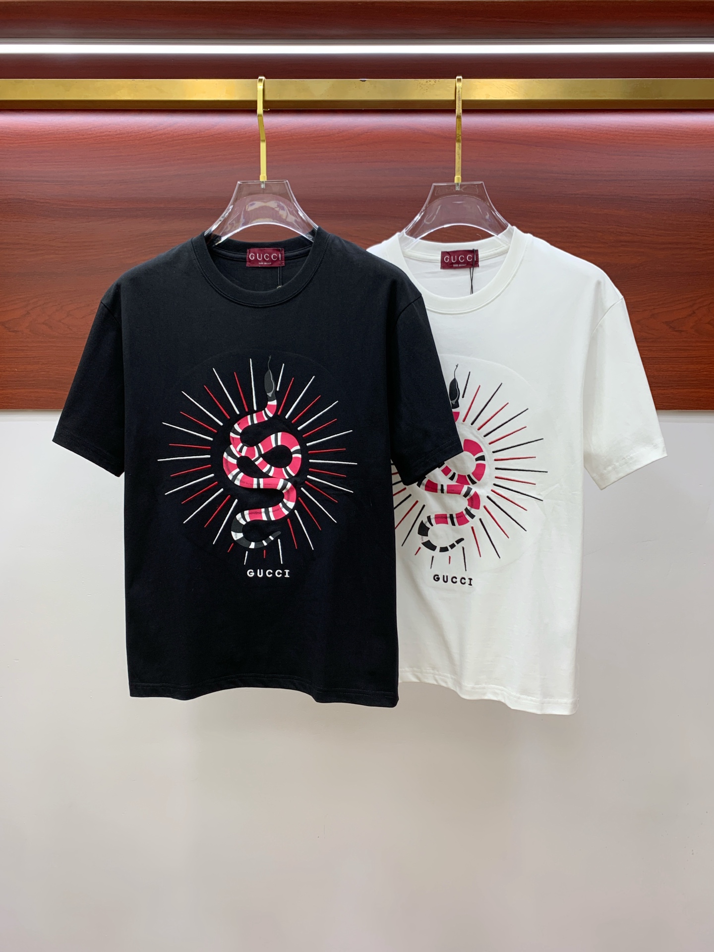 NO:454720,Ss Gucci pure cotton latest fabric classic logo pattern logo fashionable simple trendy short sleeves, top quality counter original single short sleeves, top production craft imported fabrics, unique design of counter style, using imported high-end customized fabrics. The official website is on sale!  Excellent fabric pattern, size..Black and white M-3Xl,,gucci,T-shirt,alexander wang19860909ss古驰纯棉最新面料经典标识图案logo时尚简约潮流短袖,最顶级的品质专柜原单短袖,顶级制作工艺进口面料,专柜款独特设计,采用进口高端订制面料.官网在售！面料版型超赞 码数..黑白色 M-3Xl,,gucci,T-shirt,alexander wang,Men's clothing