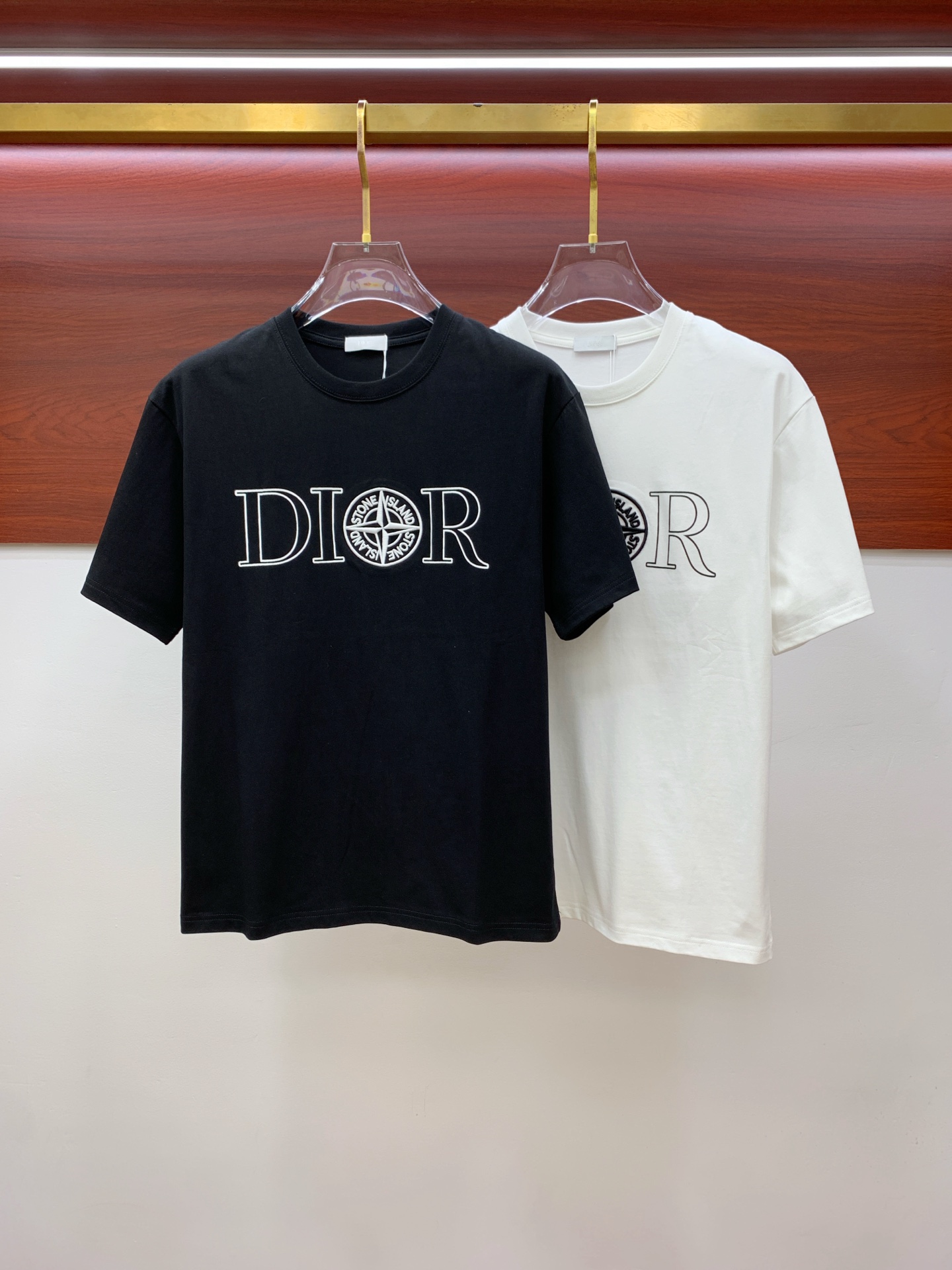 NO:454691,Ss Dior pure cotton latest fabric, classic logo, logo, fashionable, simple and trendy short sleeves, the top quality counter original single short sleeves, top production craft imported fabrics, unique design of the counter model, using imported high-end customized fabrics. The official website is on sale!  Excellent fabric pattern, size..Black and white M-3Xl,,dior,T-shirt,alexander wang19860909ss迪奥纯棉最新面料经典标识图案logo时尚简约潮流短袖,最顶级的品质专柜原单短袖,顶级制作工艺进口面料,专柜款独特设计,采用进口高端订制面料.官网在售！面料版型超赞 码数..黑白色 M-3Xl,,dior,T-shirt,alexander wang,Men's clothing