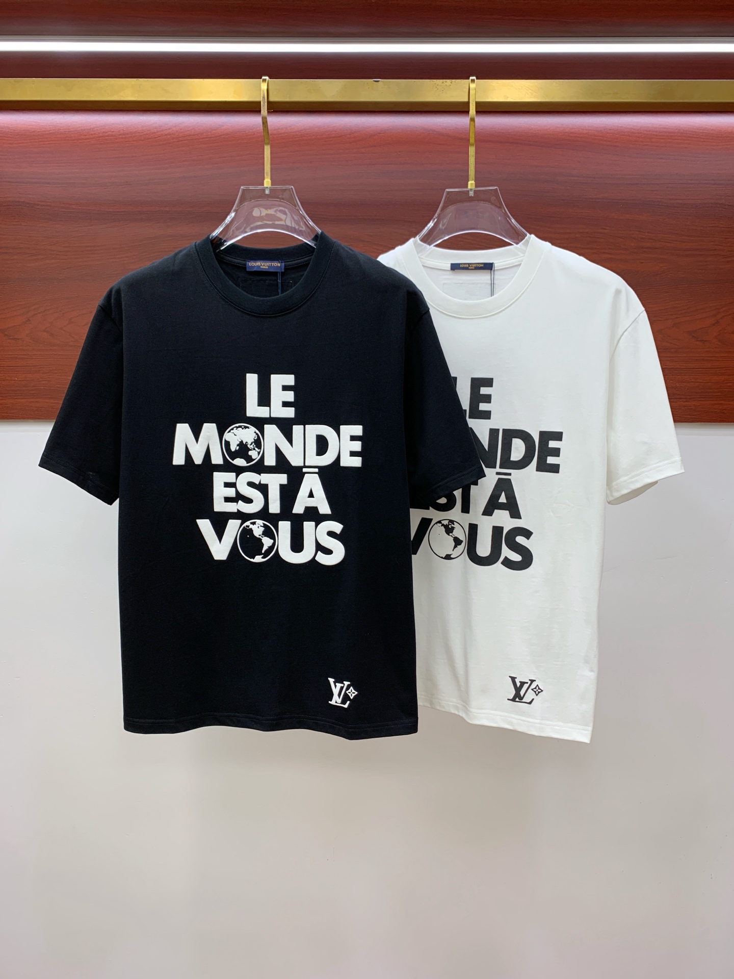 NO:454686,The latest ssLV pure cotton fabric, classic logo, logo, fashionable, simple and trendy short sleeves, the top quality counter original single short sleeves, the top production process imported fabric, the unique design of the counter model, using imported high-end customized fabrics. The official website is on sale!  Fabric style, size..Black and white M-3Xl,,louis vuitton,T-shirt,alexander wang19860909ssLV纯棉最新面料经典标识图案logo时尚简约潮流短袖,最顶级的品质专柜原单短袖,顶级制作工艺进口面料,专柜款独特设计,采用进口高端订制面料.官网在售！面料版型超赞 码数..黑白色 M-3Xl,,louis vuitton,T-shirt,alexander wang,Men's clothing