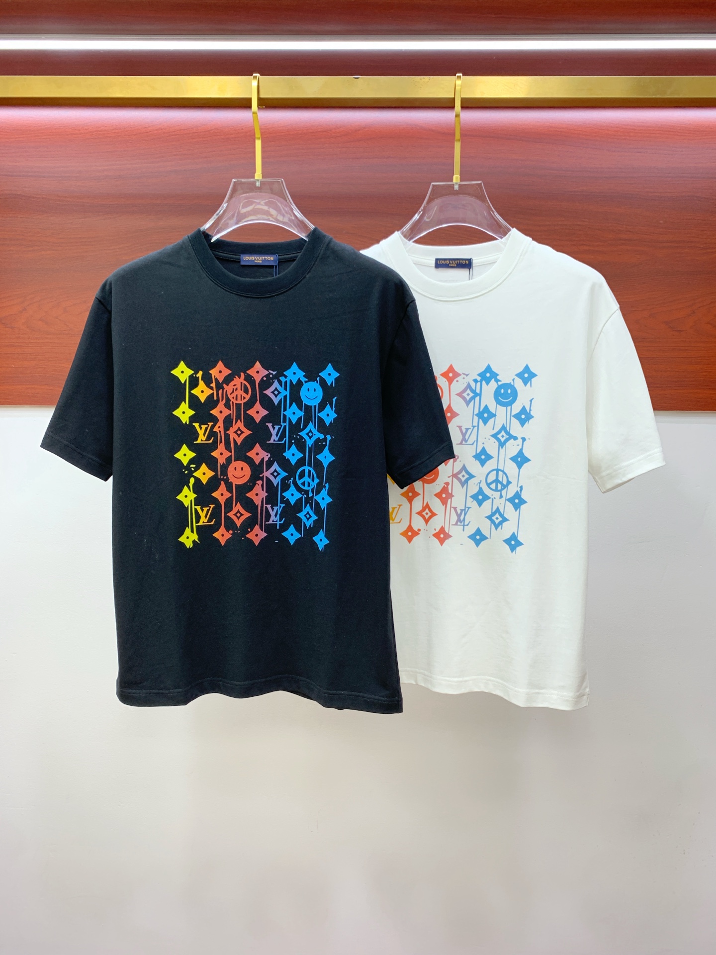 NO:509655,The latest ssLV pure cotton fabric, classic logo, logo, fashionable, simple and trendy short sleeves, the top quality counter original single short sleeves, the top production process imported fabric, the unique design of the counter model, using imported high-end customized fabrics. The official website is on sale!  Fabric style, size..Black and white M-3Xl,,louis vuitton,T-shirt,alexander wang19860909ssLV纯棉最新面料经典标识图案logo时尚简约潮流短袖,最顶级的品质专柜原单短袖,顶级制作工艺进口面料,专柜款独特设计,采用进口高端订制面料.官网在售！面料版型超赞 码数..黑白色 M-3Xl,,louis vuitton,T-shirt,alexander wang,Men's clothing