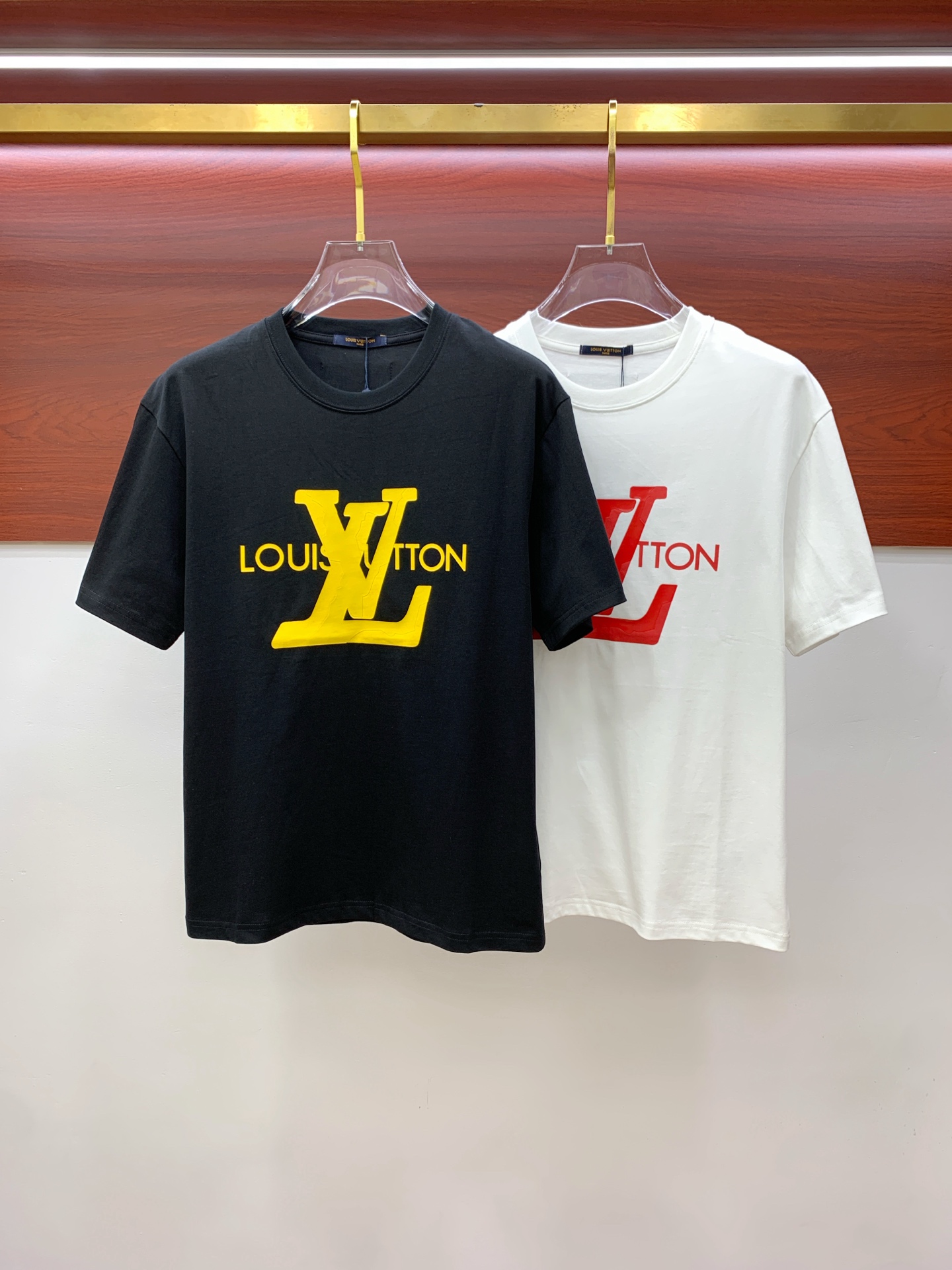 NO:439354,The latest ssLV pure cotton fabric, classic logo, logo, fashionable, simple and trendy short sleeves, the top quality counter original single short sleeves, the top production process imported fabric, the unique design of the counter model, using imported high-end customized fabrics. The official website is on sale!  Fabric style, size..Black and white M-3Xl,,louis vuitton,T-shirt,alexander wang19860909ssLV纯棉最新面料经典标识图案logo时尚简约潮流短袖,最顶级的品质专柜原单短袖,顶级制作工艺进口面料,专柜款独特设计,采用进口高端订制面料.官网在售！面料版型超赞 码数..黑白色 M-3Xl,,louis vuitton,T-shirt,alexander wang,Men's clothing