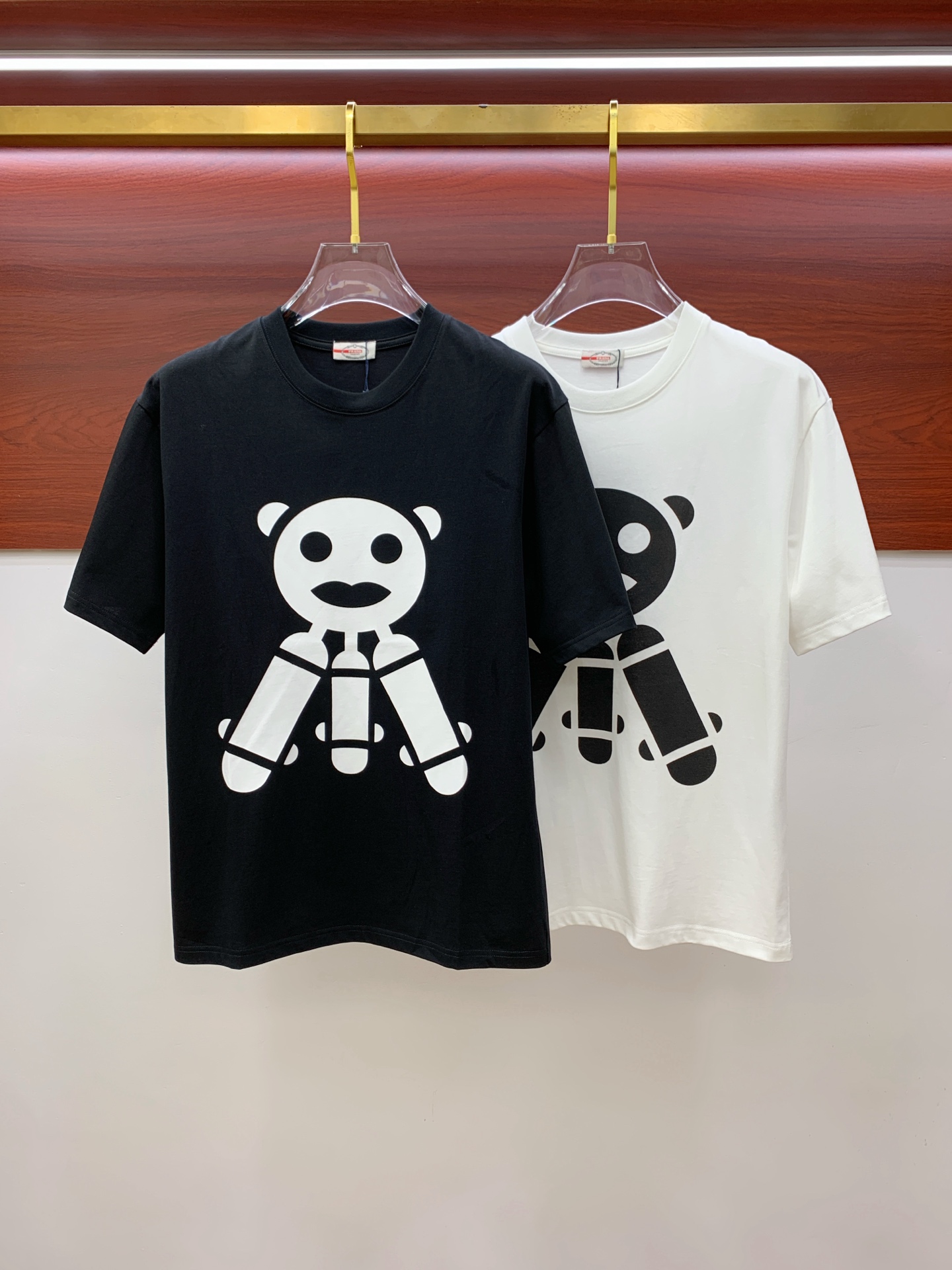 NO:439361,Ss Prada pure cotton latest fabric classic logo pattern logo fashionable simple trendy short sleeves, top quality counter original single short sleeves, top production craft imported fabrics, unique design of counter style, using imported high-end customized fabrics. The official website is on sale!  Excellent fabric pattern, size..Black and white M-3Xl,,prada,T-shirt,alexander wang19860909ss普拉达纯棉最新面料经典标识图案logo时尚简约潮流短袖,最顶级的品质专柜原单短袖,顶级制作工艺进口面料,专柜款独特设计,采用进口高端订制面料.官网在售！面料版型超赞 码数..黑白色 M-3Xl,,prada,T-shirt,alexander wang,Men's clothing