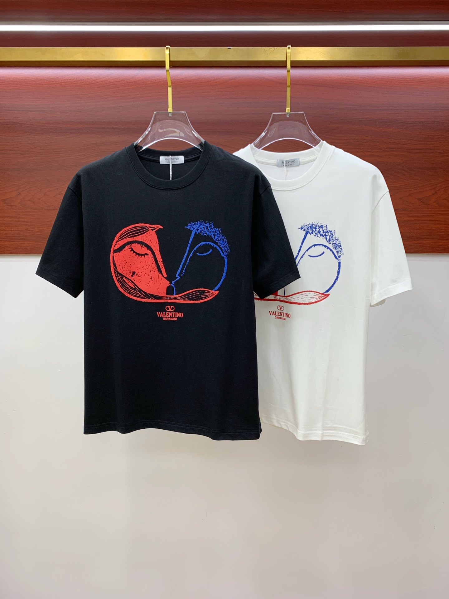 NO:439311,Ss Valentino pure cotton latest fabric, classic logo, logo, fashionable, simple and trendy short sleeves, the top quality counter original single short sleeves, top production craft imported fabrics, unique design of the counter model, using imported high-end customized fabrics. The official website is on sale!  Excellent fabric style, size..Black and white M-3Xl, valentino, T-shirt, alexander wang19860909ss华伦天奴纯棉最新面料经典标识图案logo时尚简约潮流短袖,最顶级的品质专柜原单短袖,顶级制作工艺进口面料,专柜款独特设计,采用进口高端订制面料.官网在售！面料版型超赞 码数..黑白色 M-3Xl,,valentino,T-shirt,alexander wang,Men's clothing