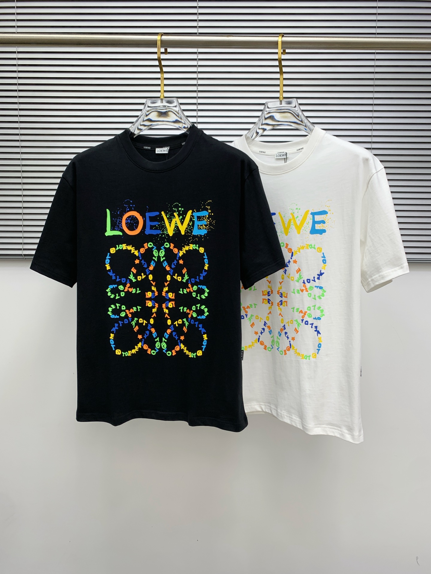 NO:506208,Luo Yiwei's new short-sleeved T-shirt in summer 2025, the personalized art series exclusively launched on the entire network. The versatile details are perfectly processed and pure cotton fabric is very exquisite. Original fabric. The same high-quality and comfortable hand feels very fashionable and personalized. A super versatile and beautiful style for men and women. The same color is black and white. The number of numbers M-3XL, loewe, T-shirt,tees, t-shirt,alexander wang19860909罗意威2025夏季新款短袖T恤,个性艺术系列全网独家首发 百搭款细节处理完美纯棉面料十分精致 原版面料 网红明星同款高版本 高品质手感非常舒服 时尚又个性 超级百搭好看的一款男女同款颜色黑、白 码数M-3XL,,loewe,T-shirt,tees，t-shirt,alexander wang,Men's clothing